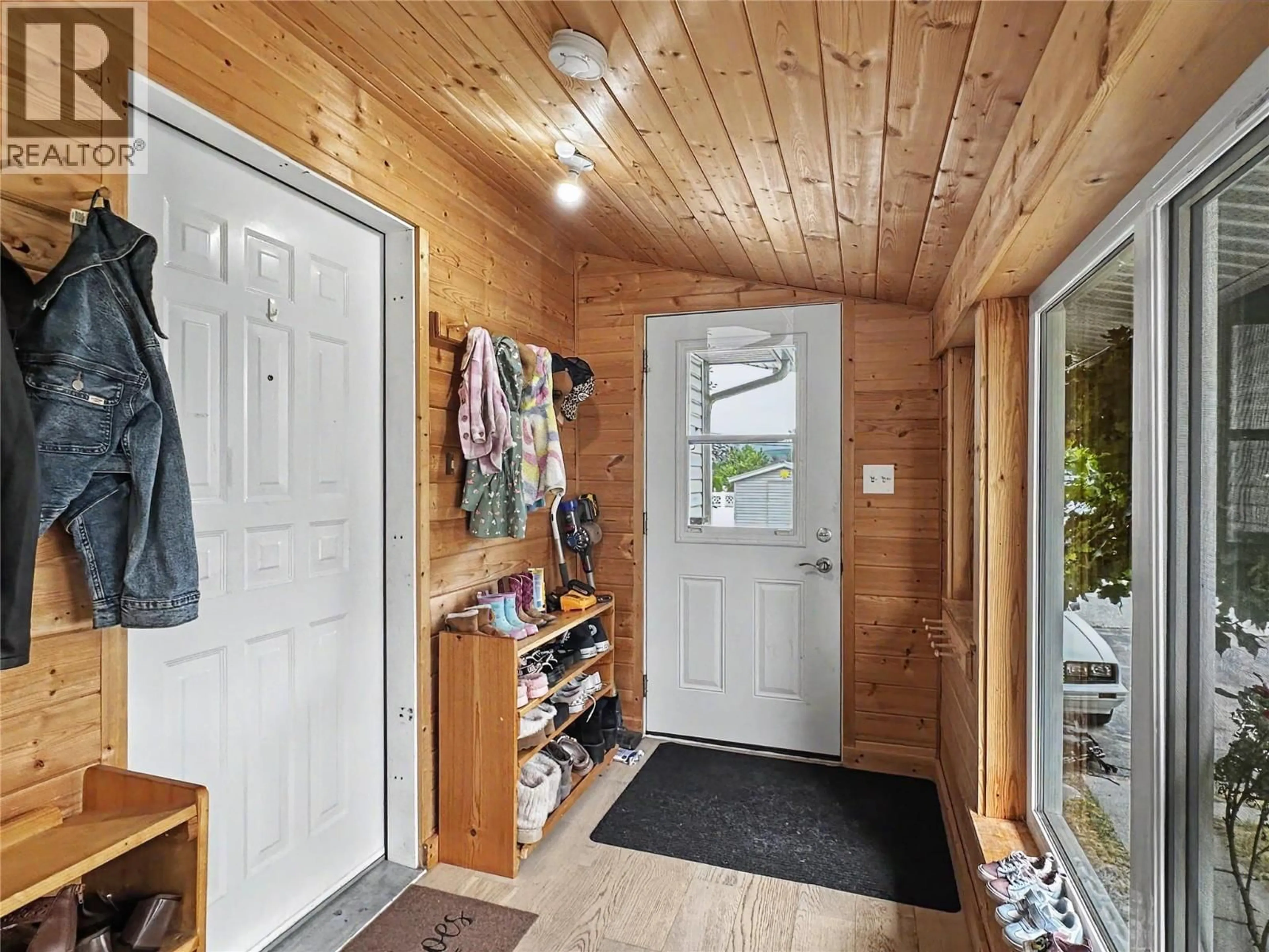 Indoor entryway for 25 - 2321 INDUSTRIAL 2 ROAD, Cranbrook British Columbia V1C6H3