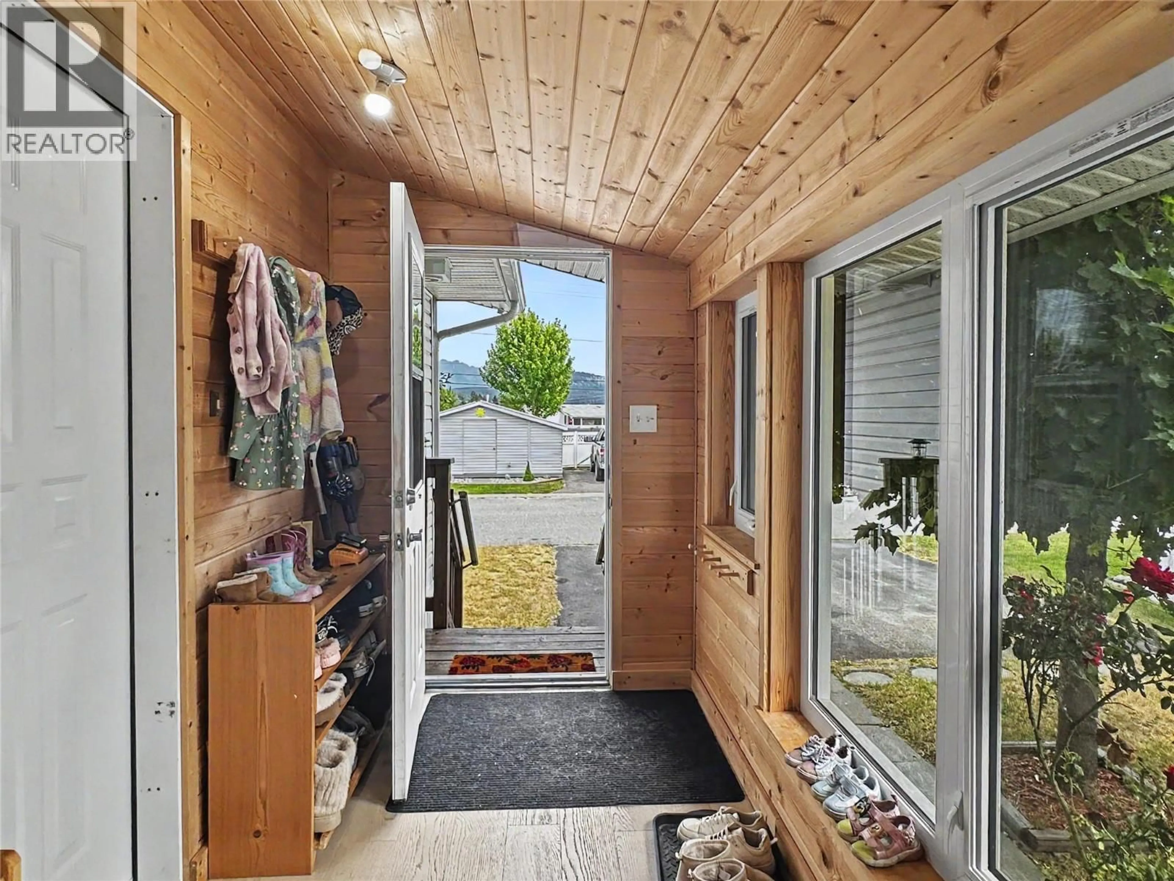 Indoor entryway for 25 - 2321 INDUSTRIAL 2 ROAD, Cranbrook British Columbia V1C6H3
