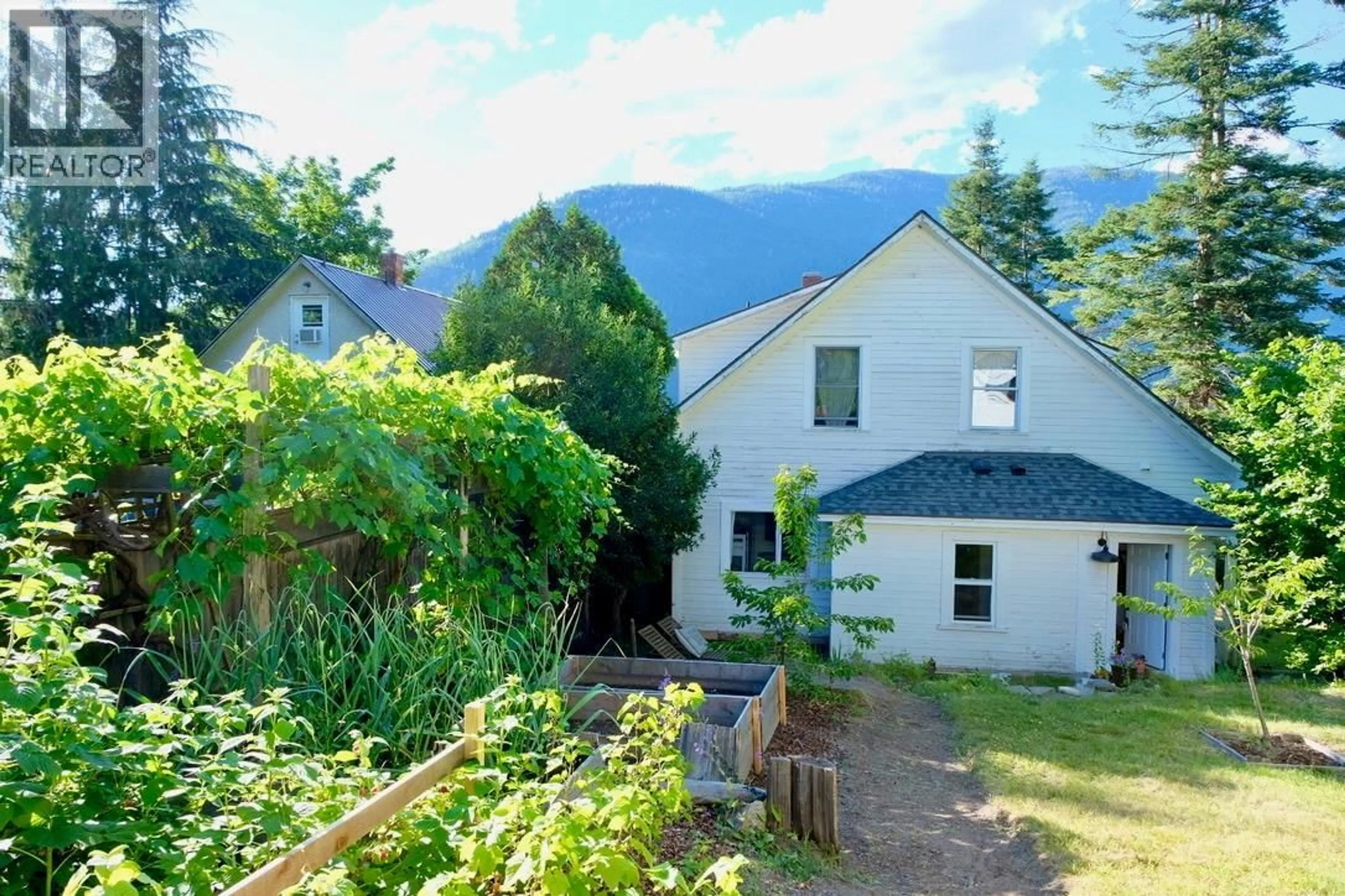 A pic from outside/outdoor area/front of a property/back of a property/a pic from drone, mountain view for 824 SILICA STREET, Nelson British Columbia V1L4N6