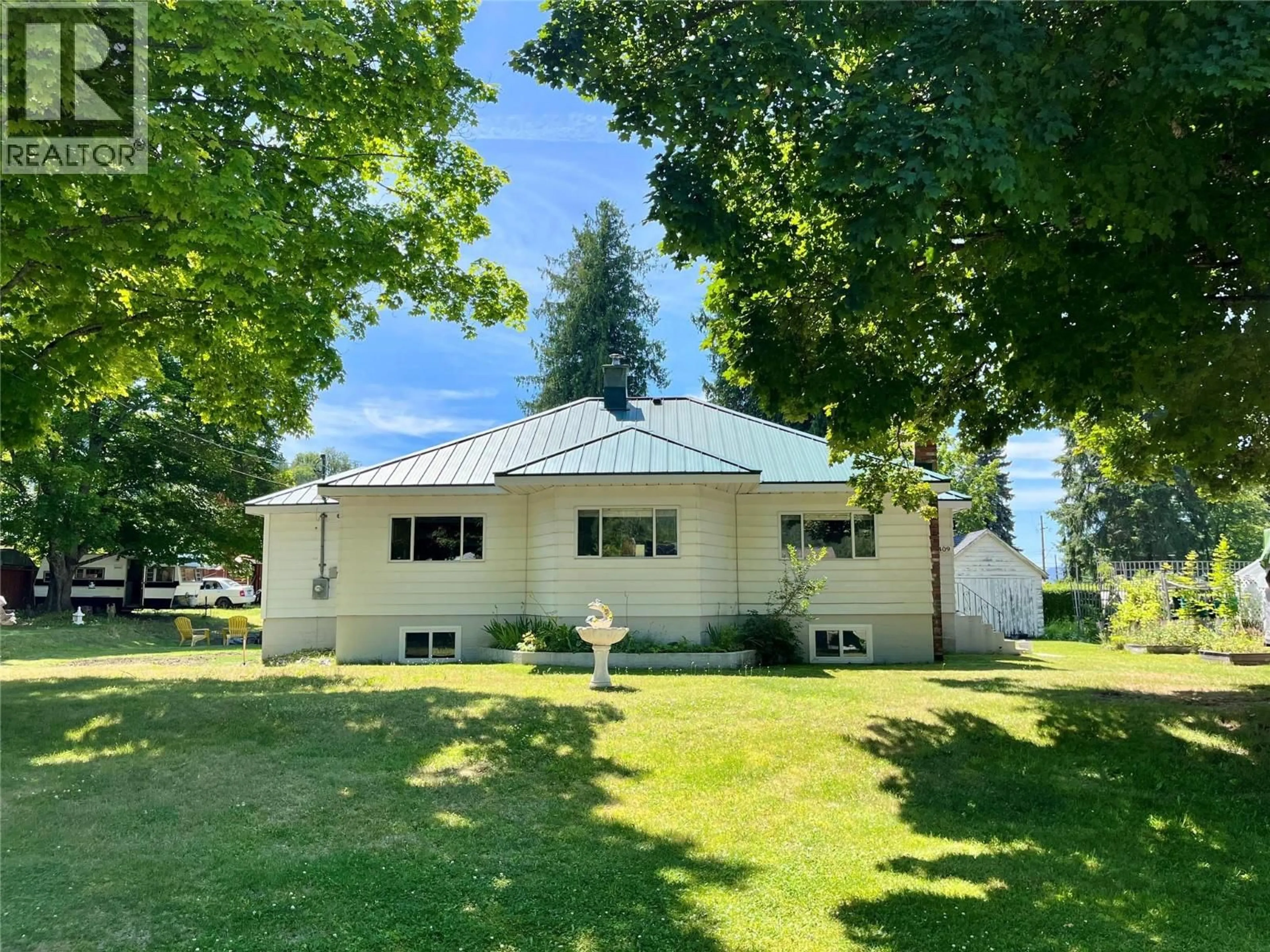A pic from outside/outdoor area/front of a property/back of a property/a pic from drone, unknown for 409 9TH AVENUE, New Denver British Columbia V0G1S0