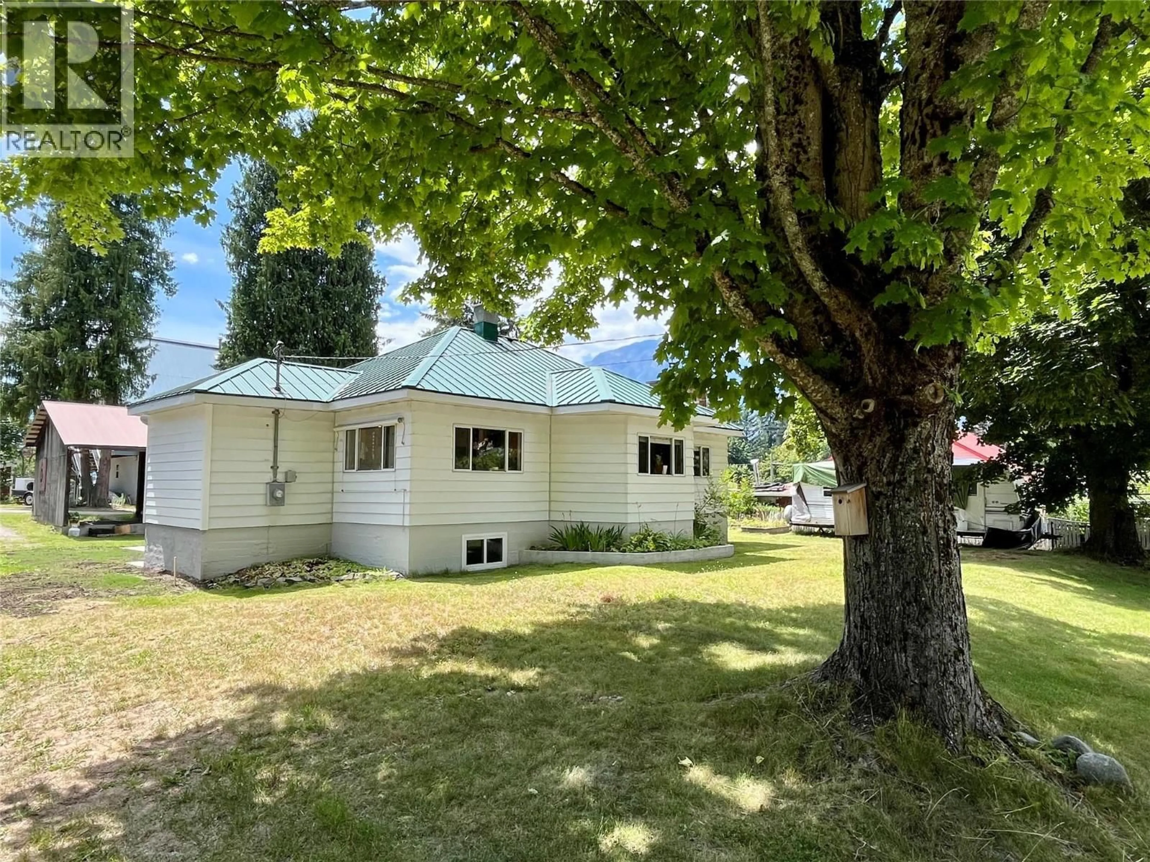 A pic from outside/outdoor area/front of a property/back of a property/a pic from drone, unknown for 409 9TH AVENUE, New Denver British Columbia V0G1S0