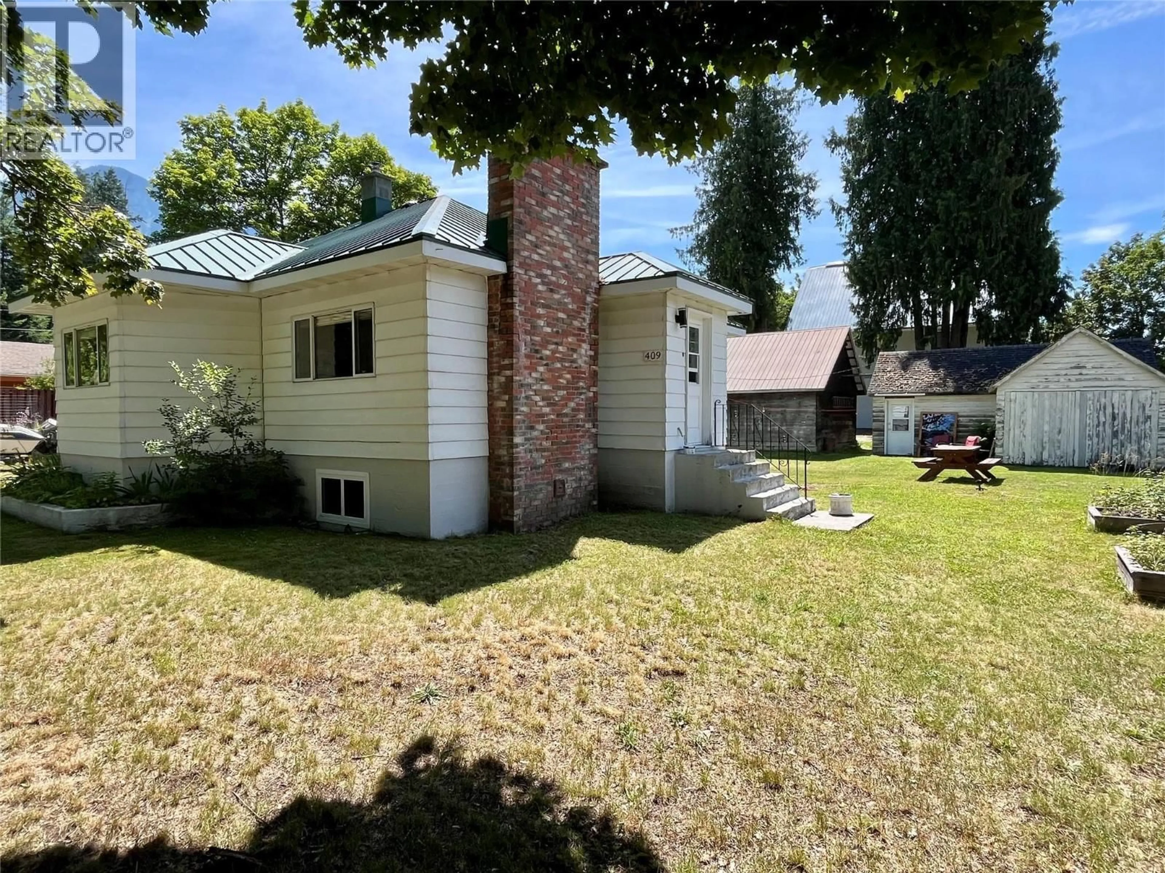 A pic from outside/outdoor area/front of a property/back of a property/a pic from drone, unknown for 409 9TH AVENUE, New Denver British Columbia V0G1S0