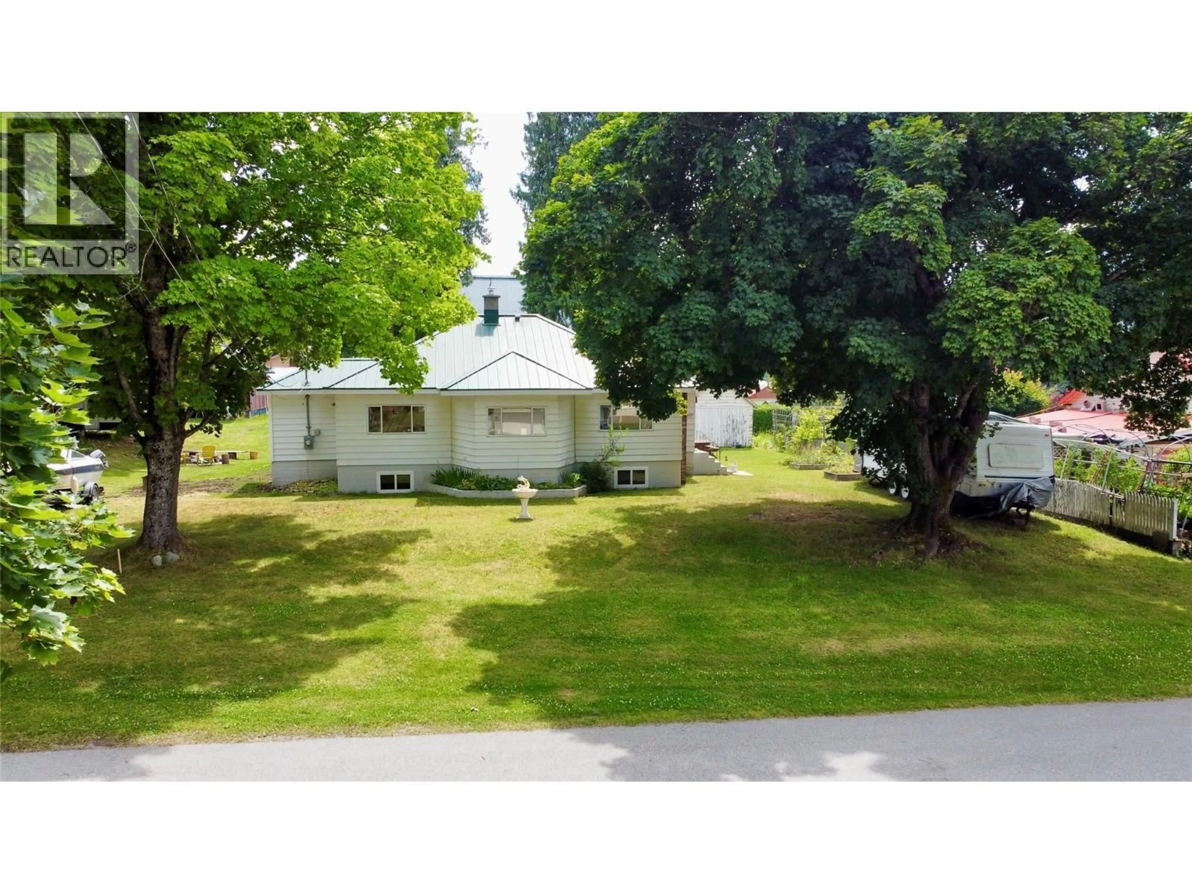 A pic from outside/outdoor area/front of a property/back of a property/a pic from drone, street for 409 9TH AVENUE, New Denver British Columbia V0G1S0