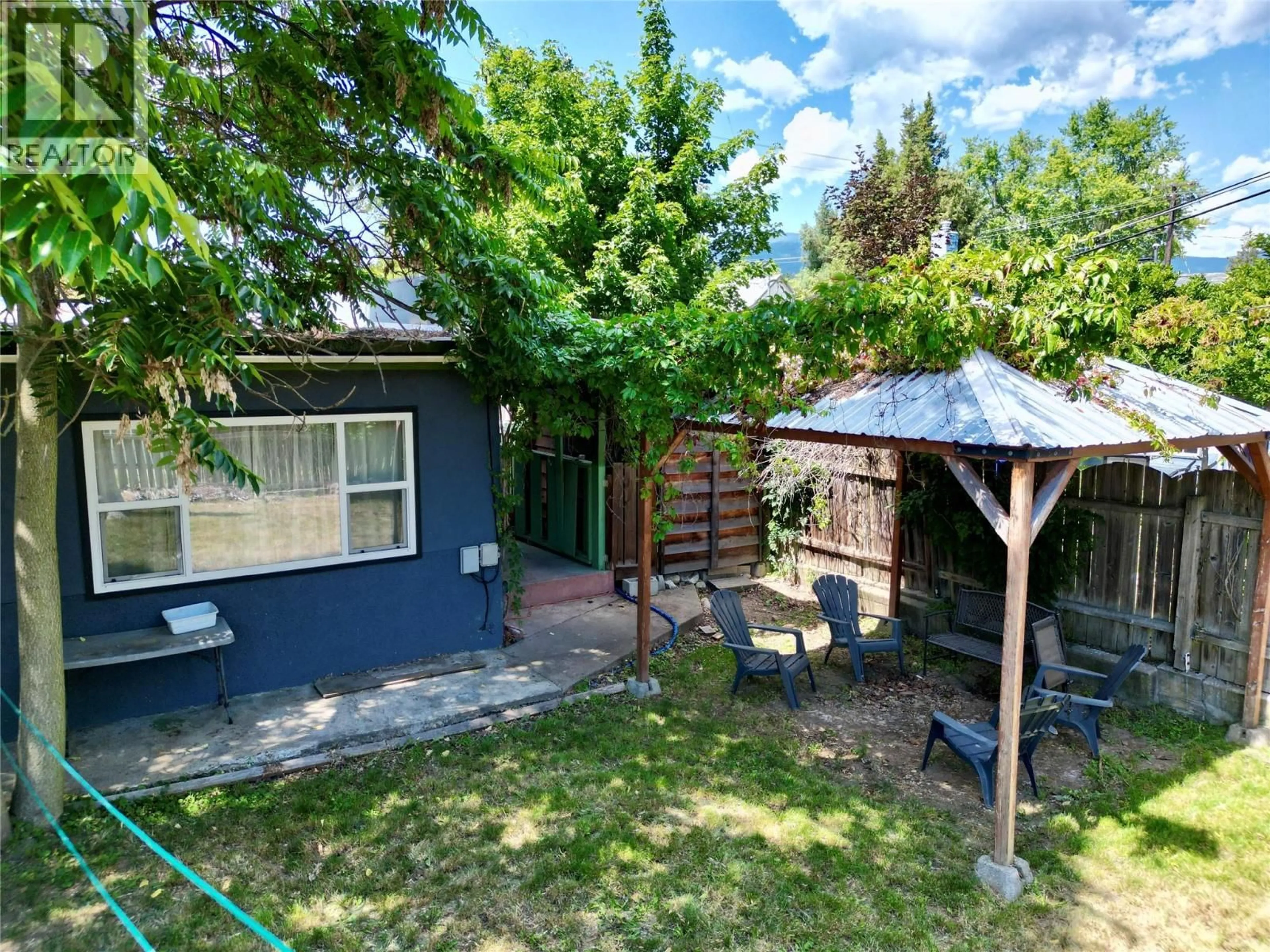 A pic from outside/outdoor area/front of a property/back of a property/a pic from drone, street for 411 7TH AVENUE, Castlegar British Columbia V1N1R1