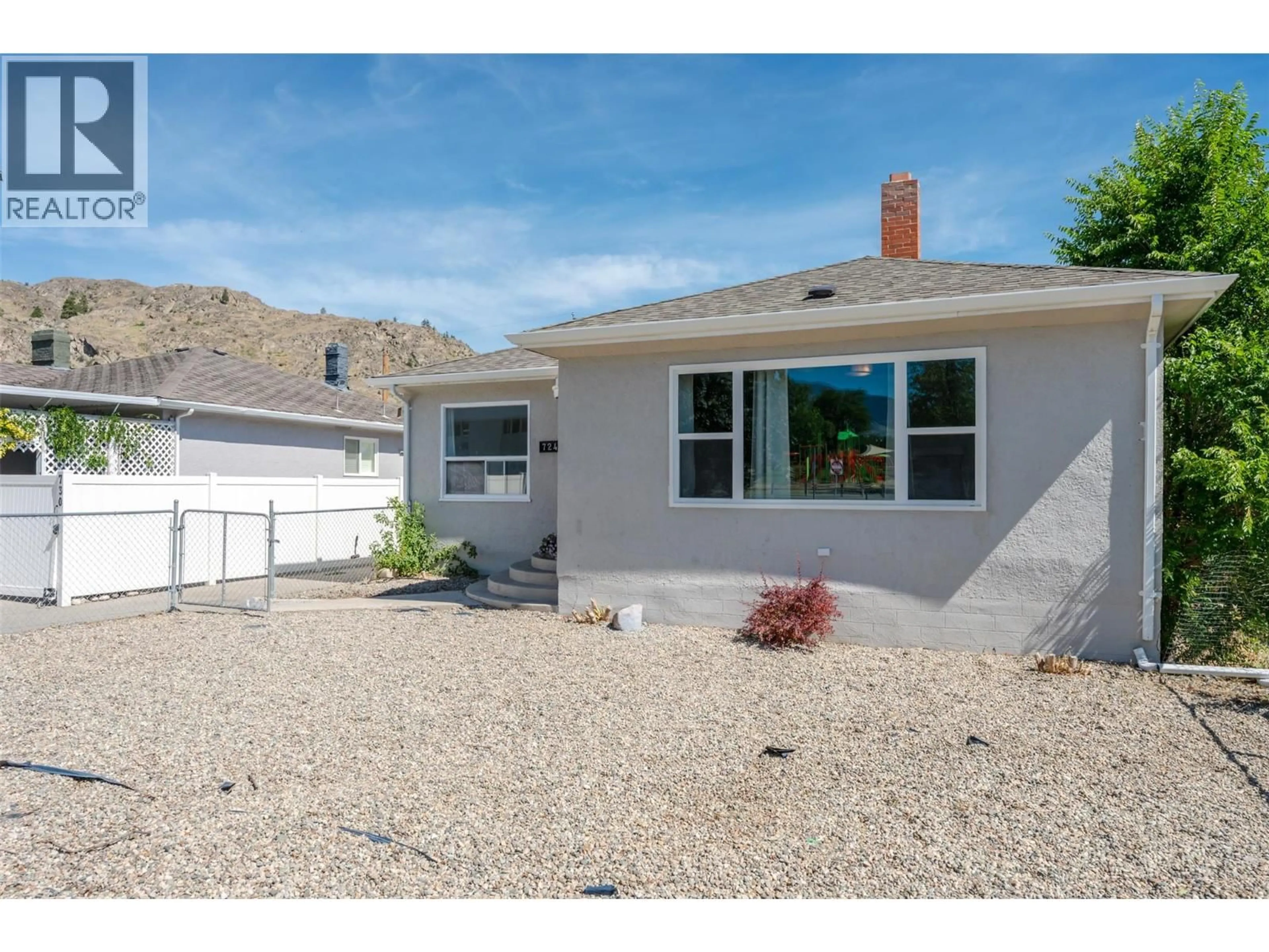 Home with vinyl exterior material, street for 724 SCHOOL AVENUE, Oliver British Columbia V0H1T0