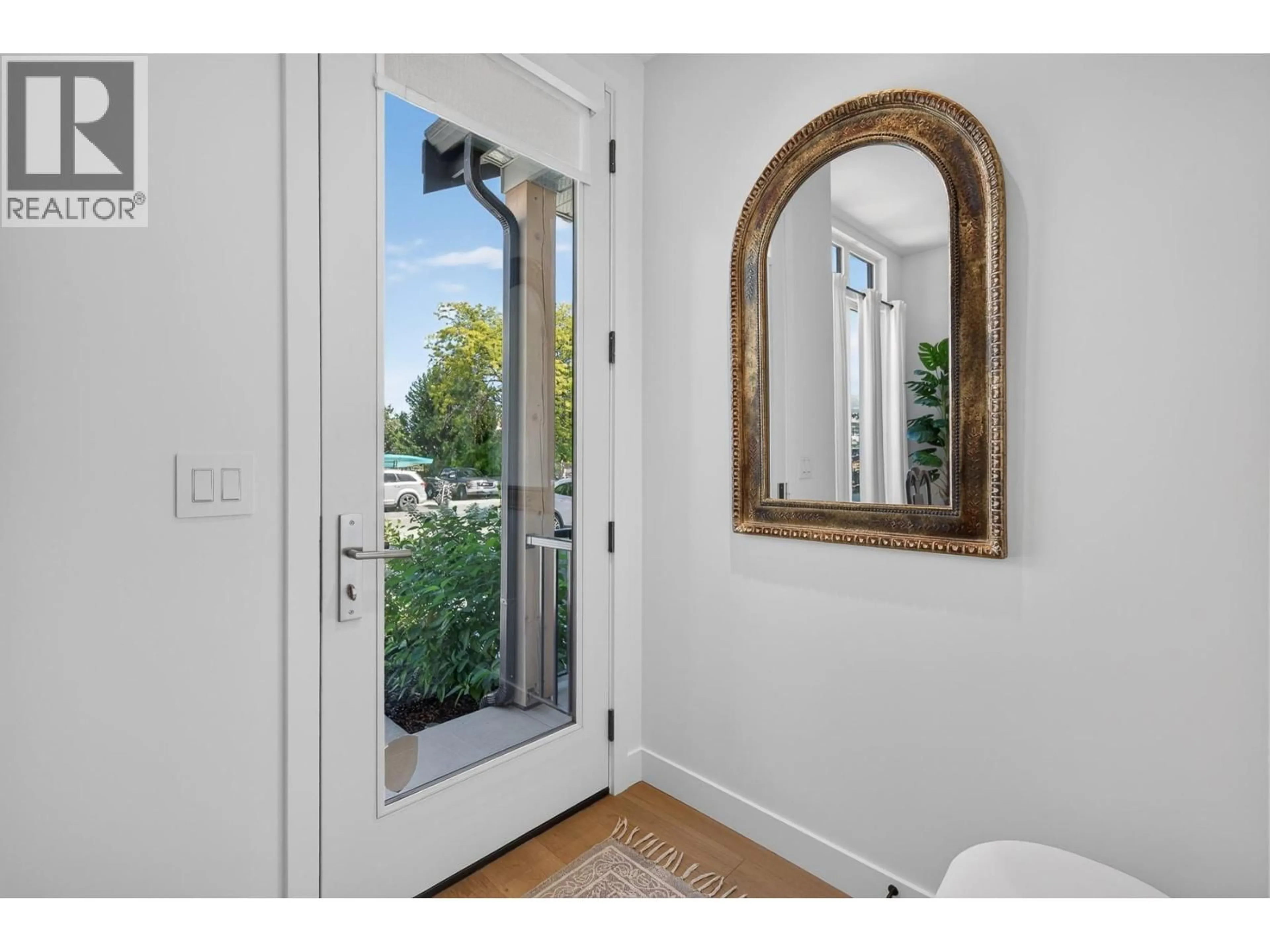 Indoor entryway for 803 FRANCIS AVENUE, Kelowna British Columbia V1Y5G6
