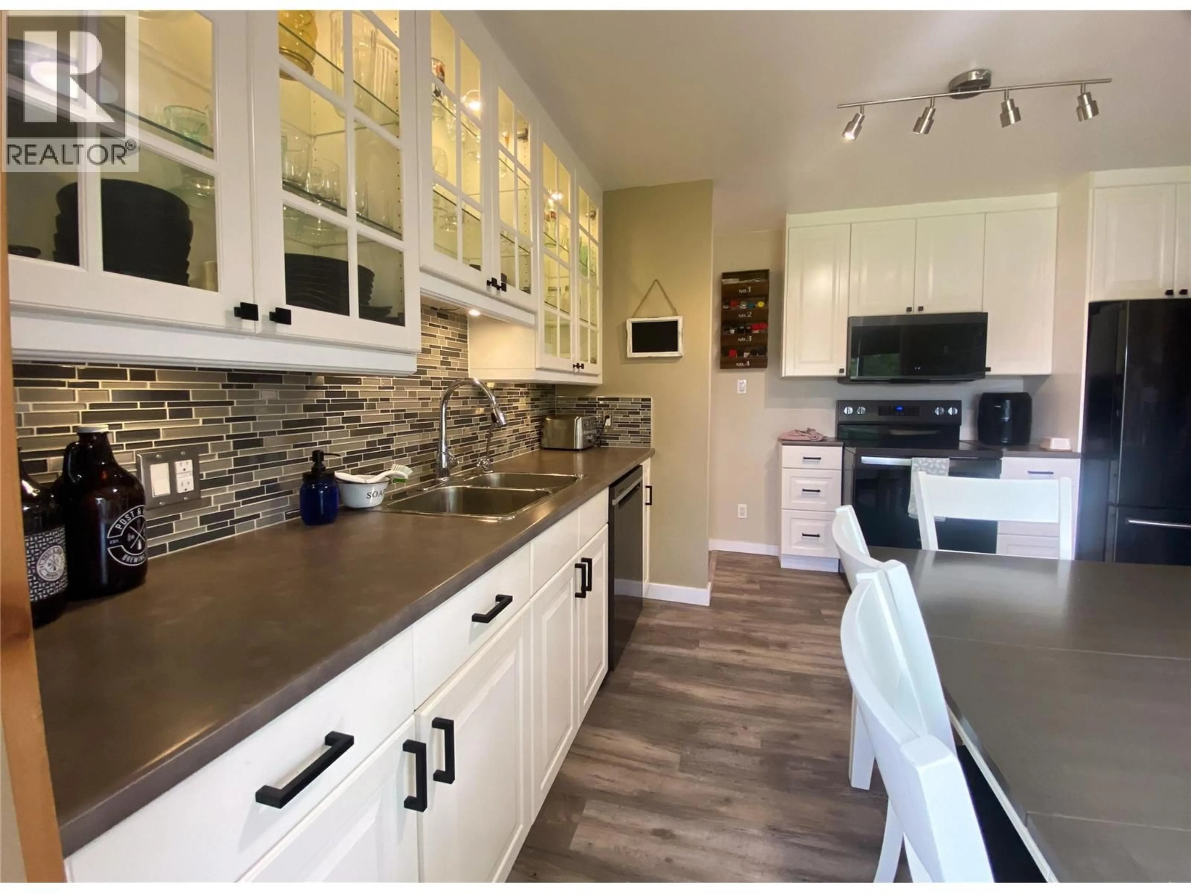 Open concept kitchen, unknown for 849 111 AVENUE, Dawson Creek British Columbia V1G2X1
