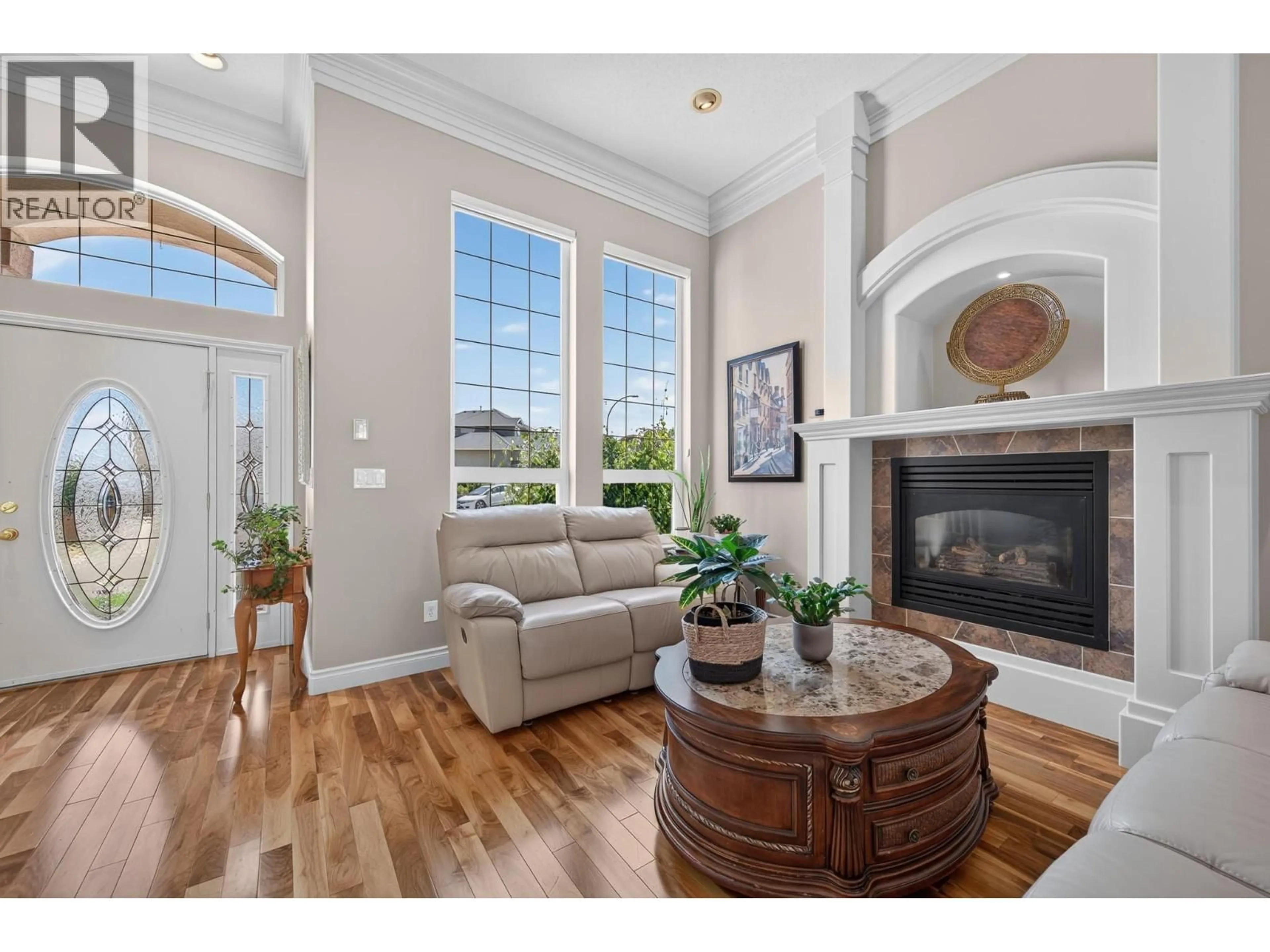 Living room with furniture, wood/laminate floor for 975 REGENT CRESCENT, Kamloops British Columbia V1S1W9