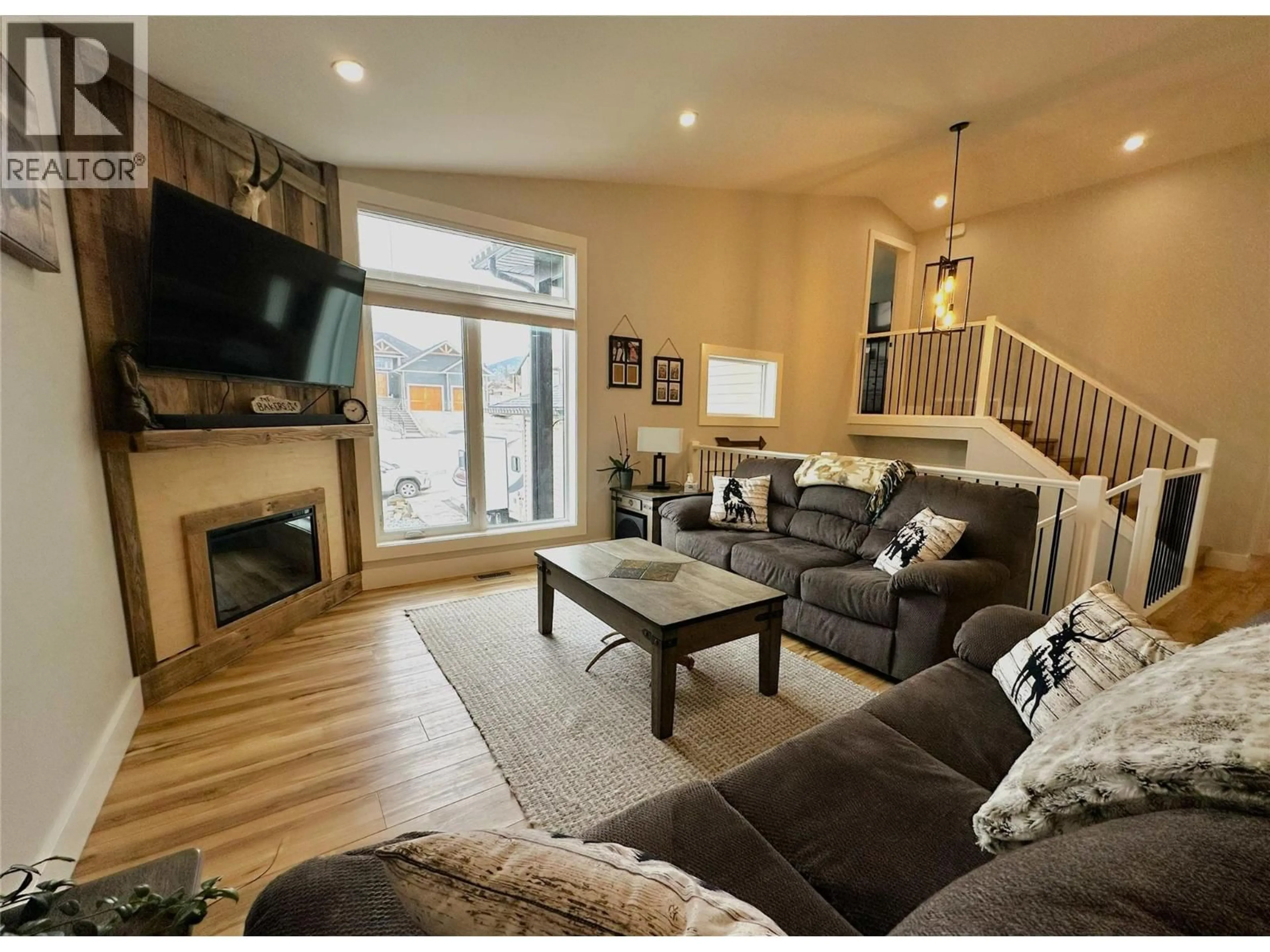 Living room with furniture, wood/laminate floor for 709 22ND AVENUE SOUTH, Cranbrook British Columbia V1C6Y7