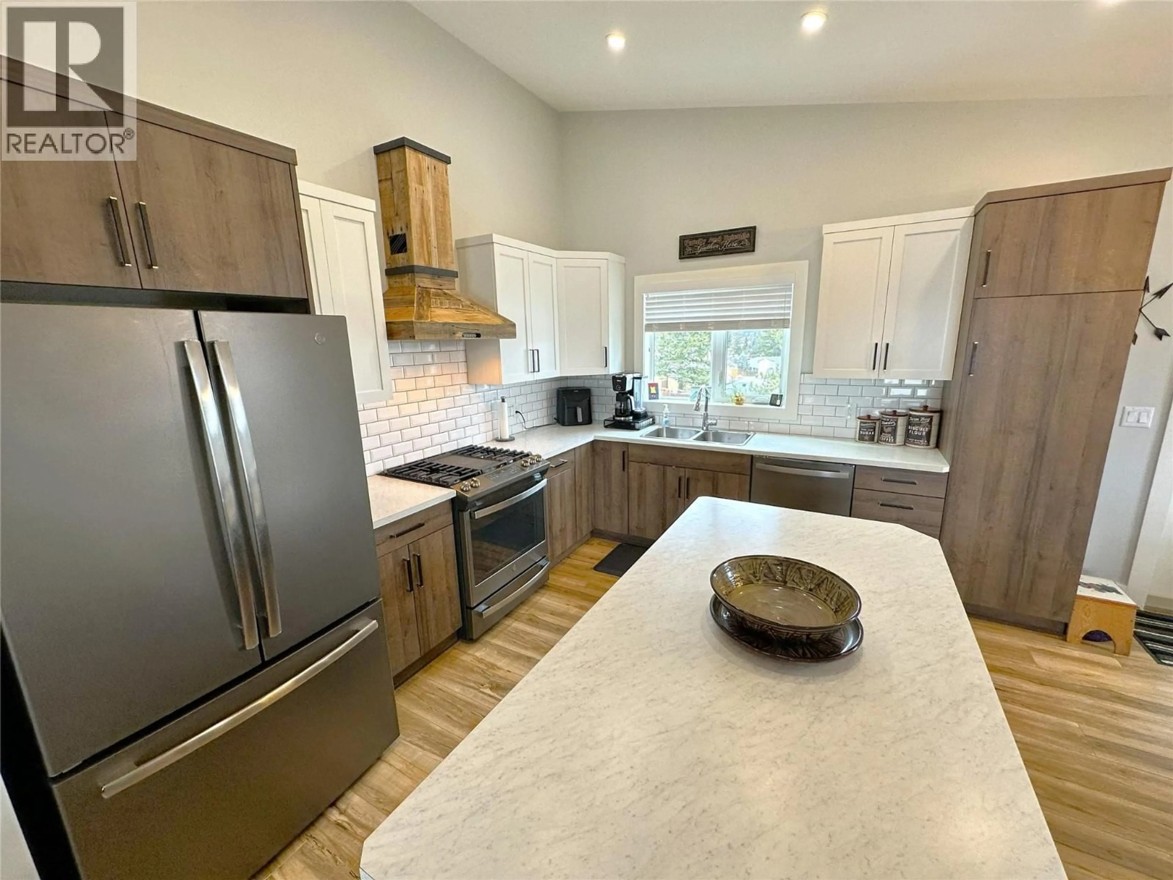Open concept kitchen, unknown for 709 22ND AVENUE SOUTH, Cranbrook British Columbia V1C6Y7