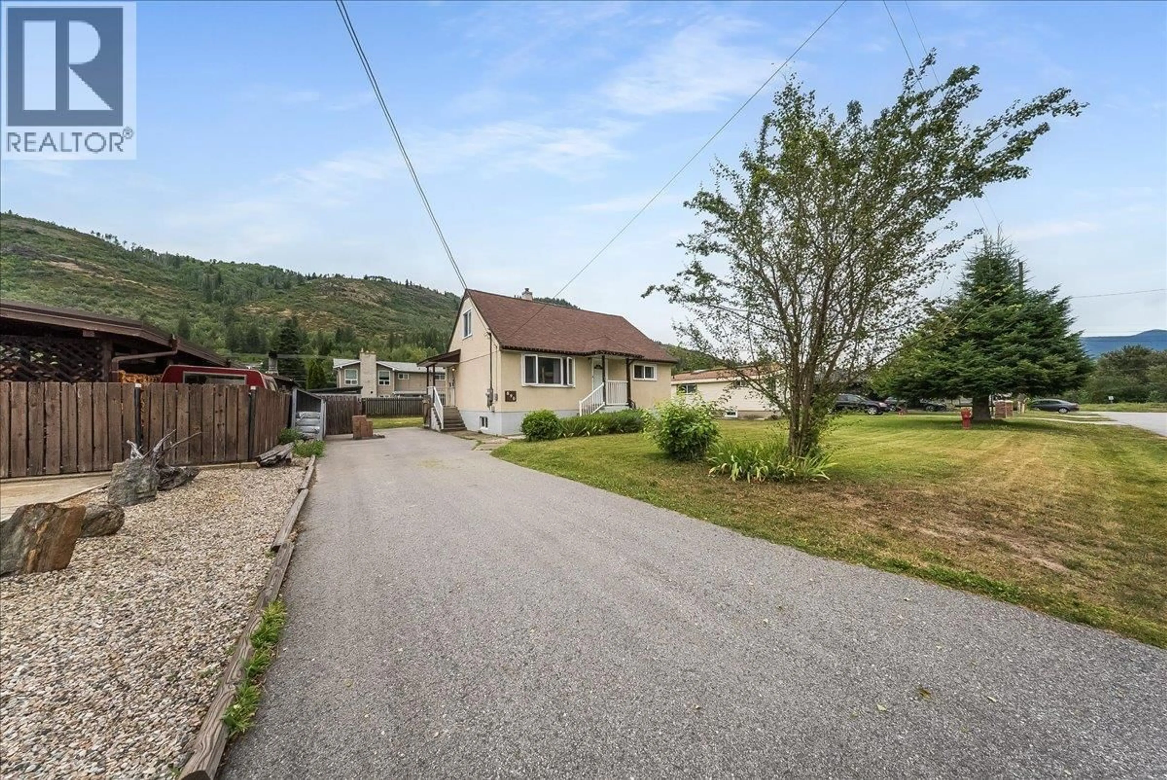 A pic from outside/outdoor area/front of a property/back of a property/a pic from drone, street for 890 9TH AVENUE, Montrose British Columbia V0G1P0