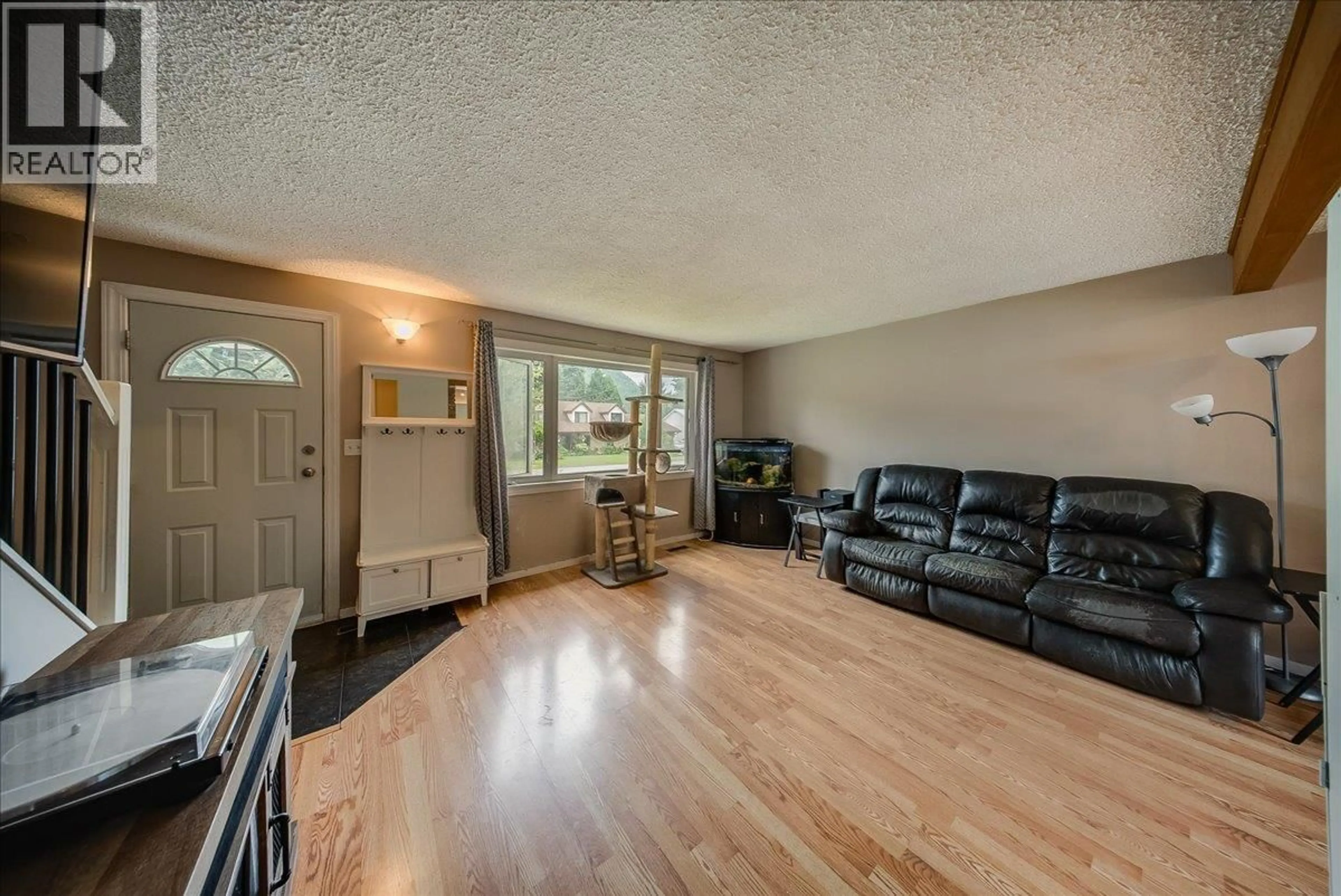 Living room with furniture, wood/laminate floor for 890 9TH AVENUE, Montrose British Columbia V0G1P0