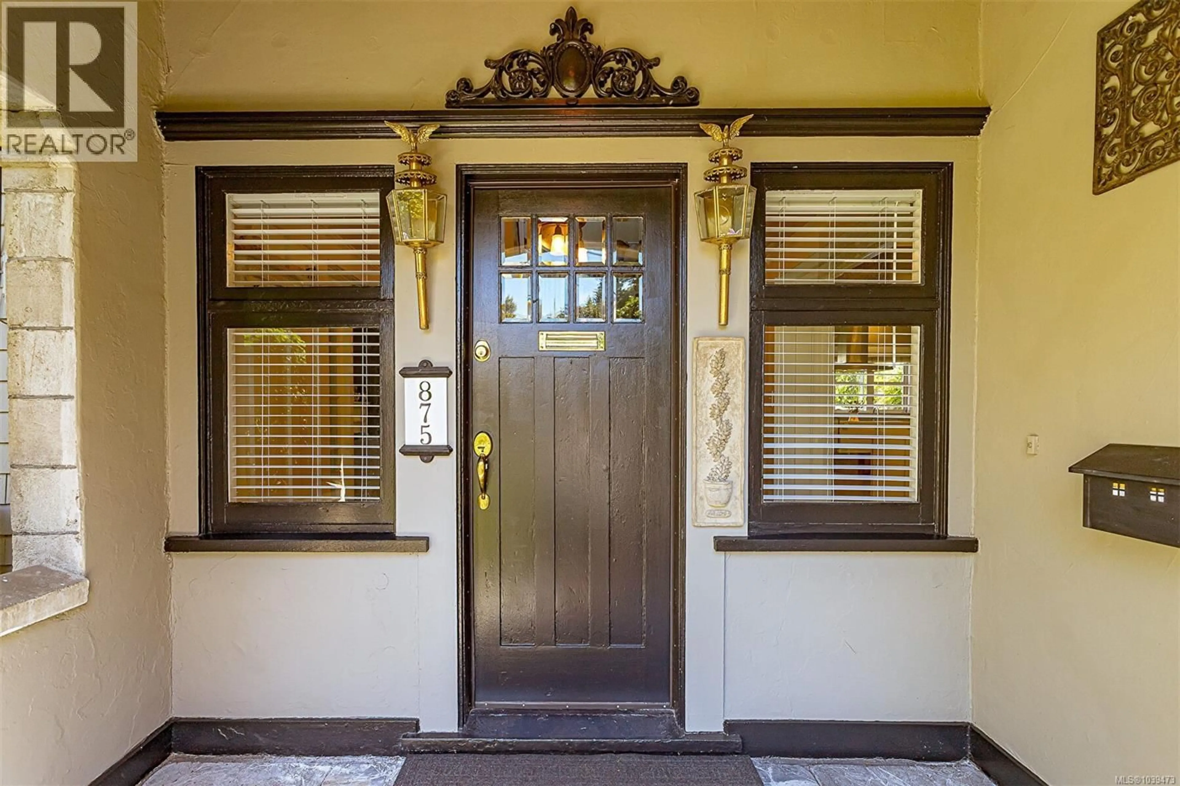 Indoor entryway for 875 RICHMOND AVENUE, Victoria British Columbia V8S3Z2