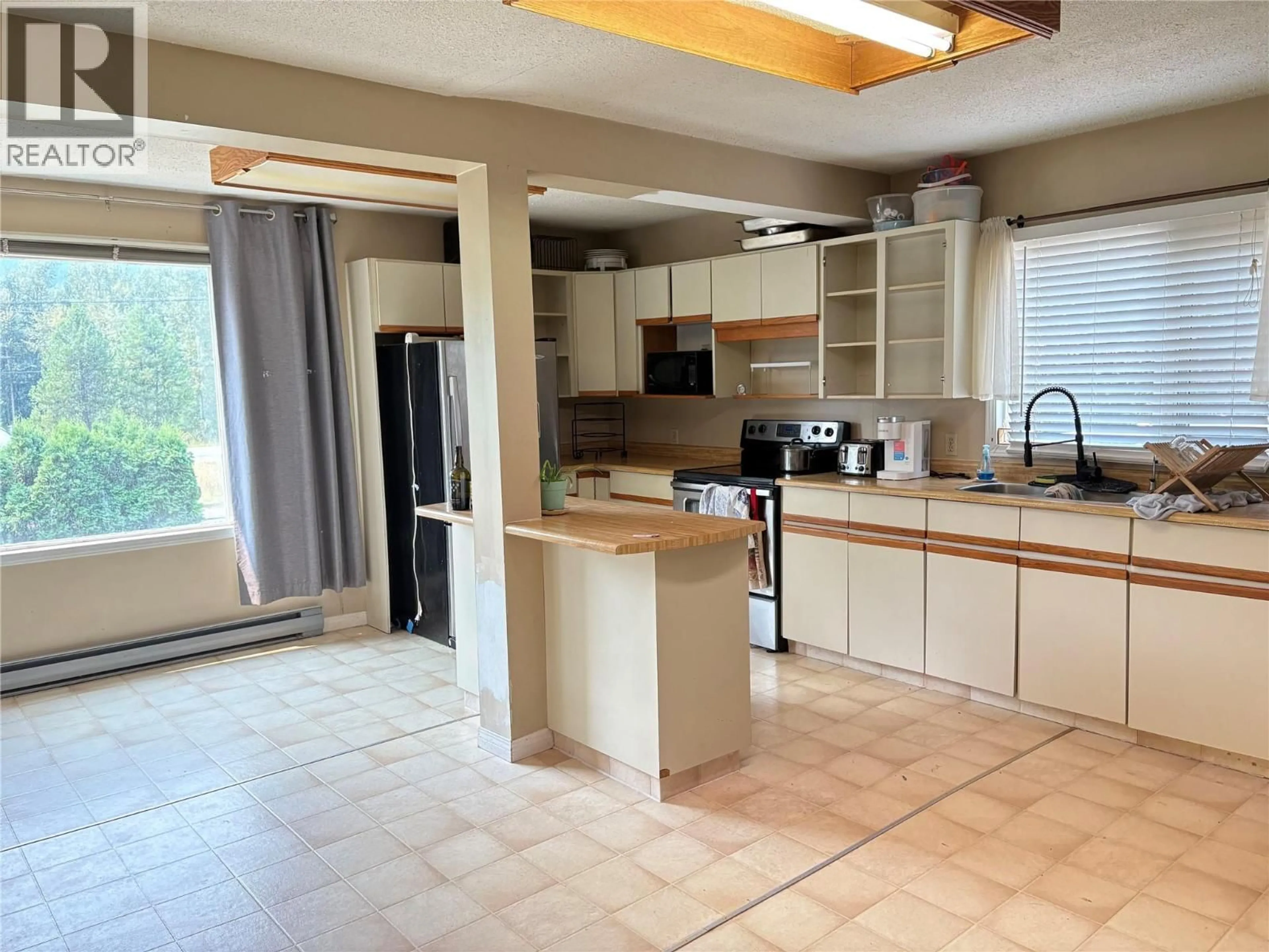 Open concept kitchen, ceramic/tile floor for 1421 DAVY ROAD, Clearwater British Columbia V0E1N0
