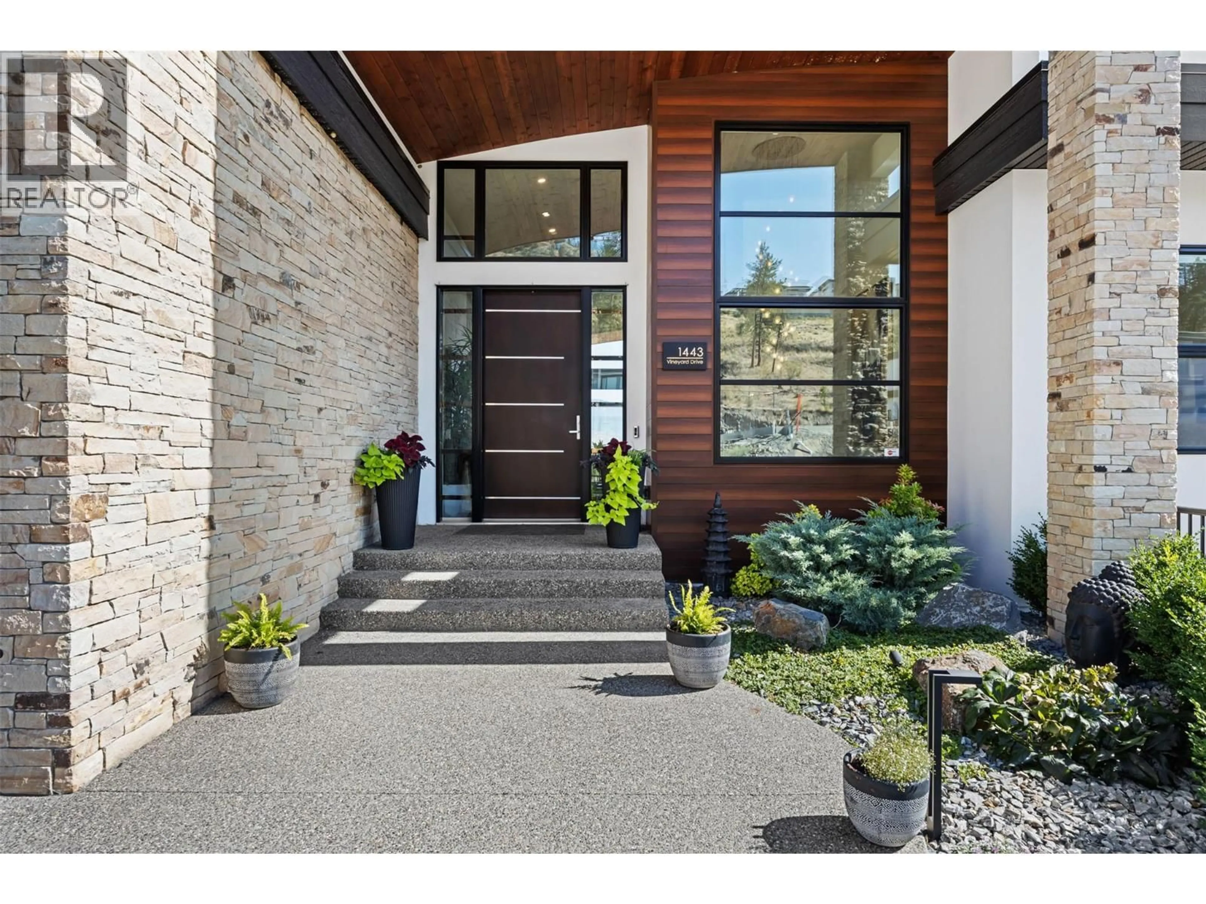 Indoor entryway for 1443 VINEYARD DRIVE, West Kelowna British Columbia V4T0E9