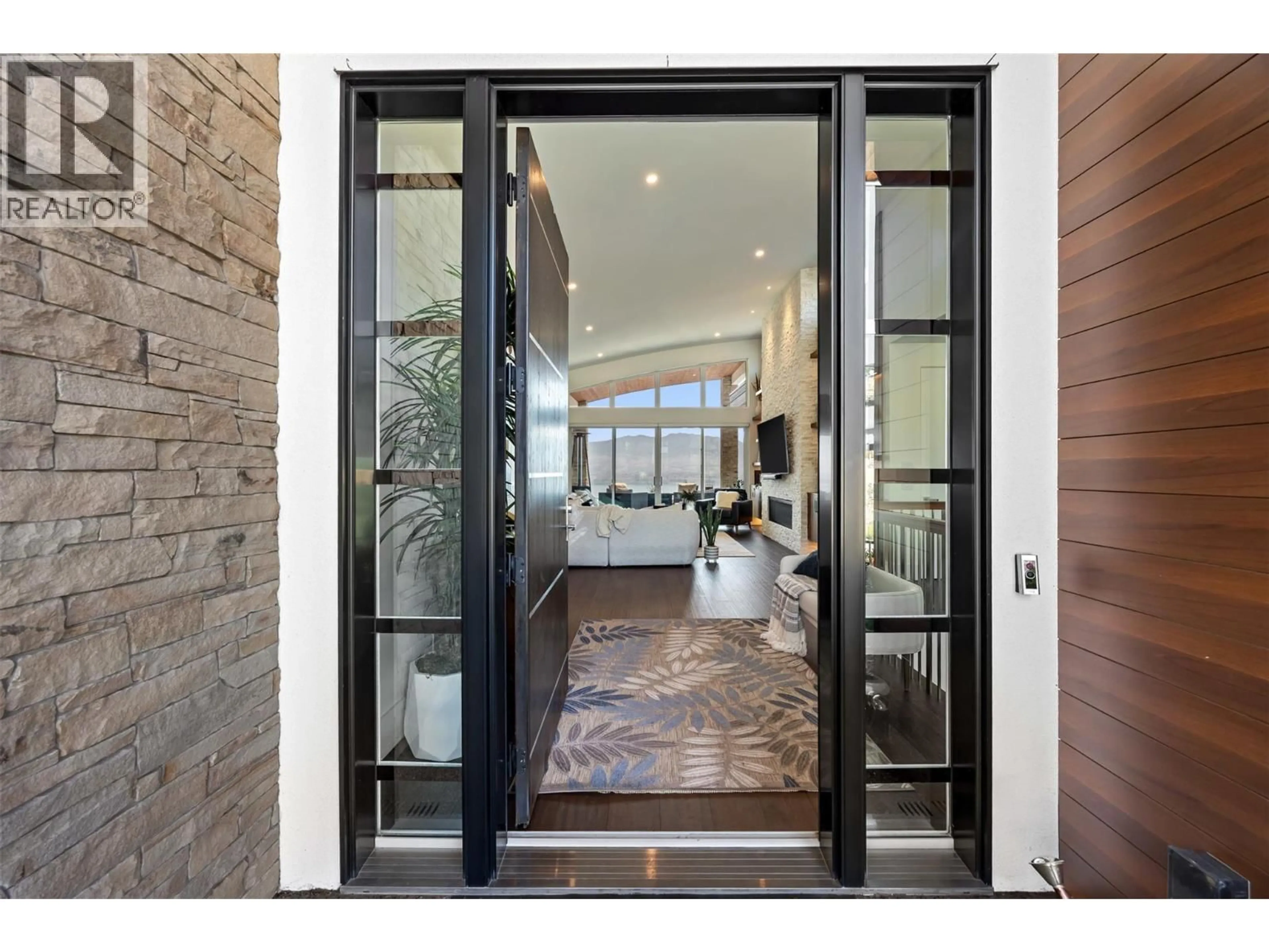 Indoor entryway for 1443 VINEYARD DRIVE, West Kelowna British Columbia V4T0E9