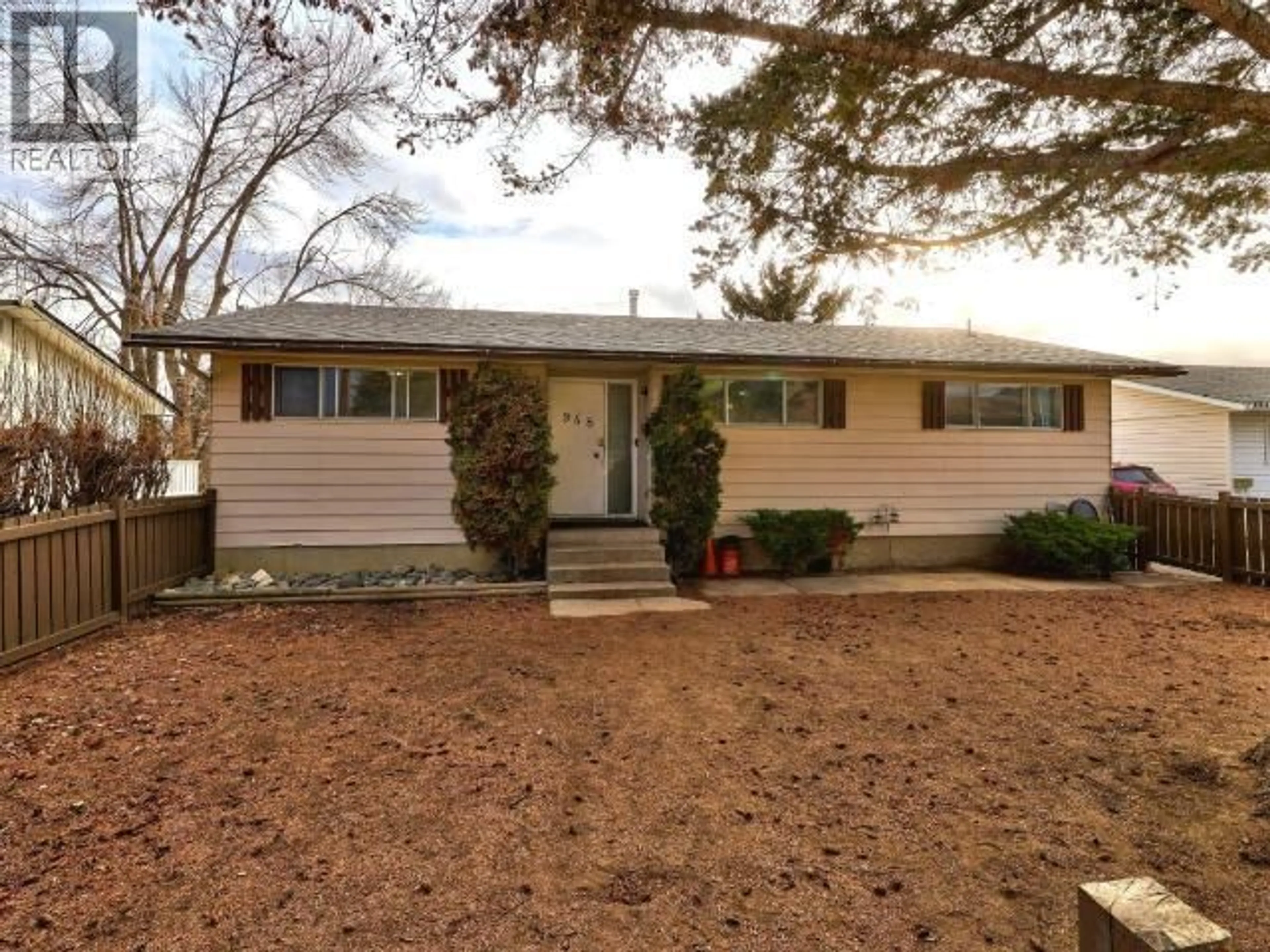 Home with vinyl exterior material, street for 948 RYAN PLACE, Kamloops British Columbia V2B4T5