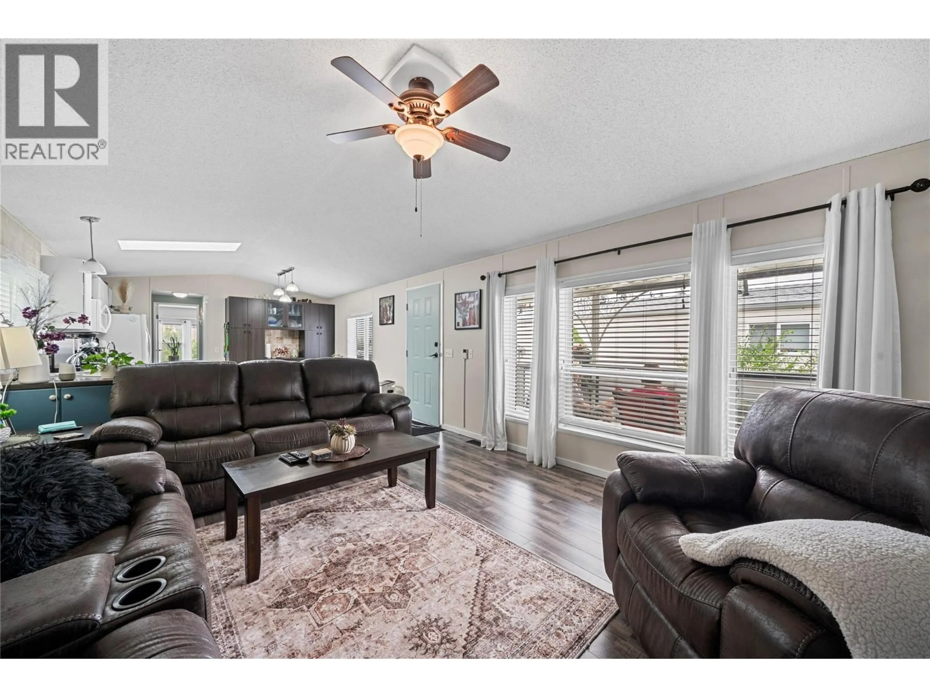 Living room with furniture, unknown for 61 - 4965 PINE ACRES ROAD, Chase British Columbia V0E1M3