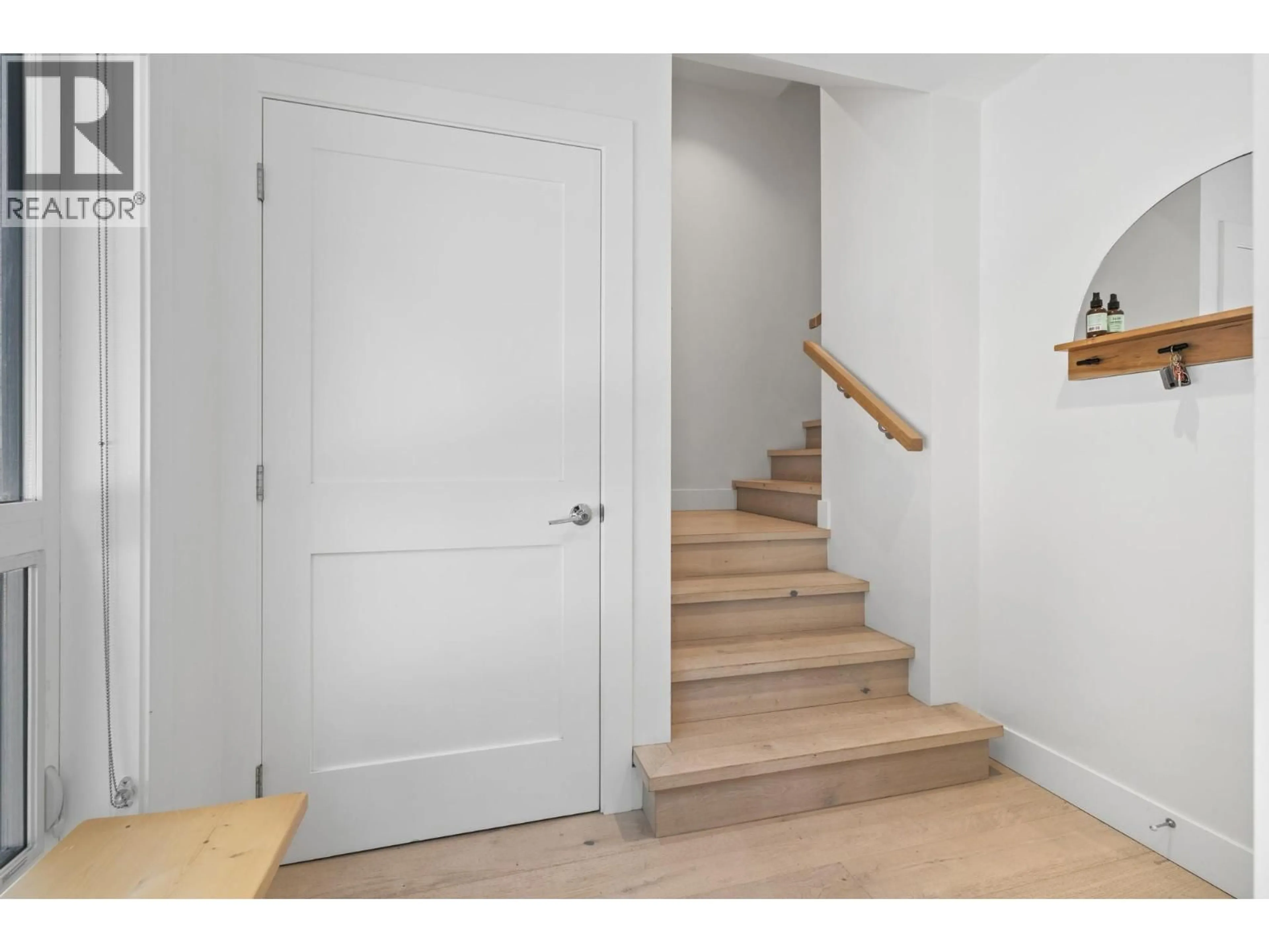 Indoor entryway for 102 - 1308 RICHTER STREET, Kelowna British Columbia V1Y2L3