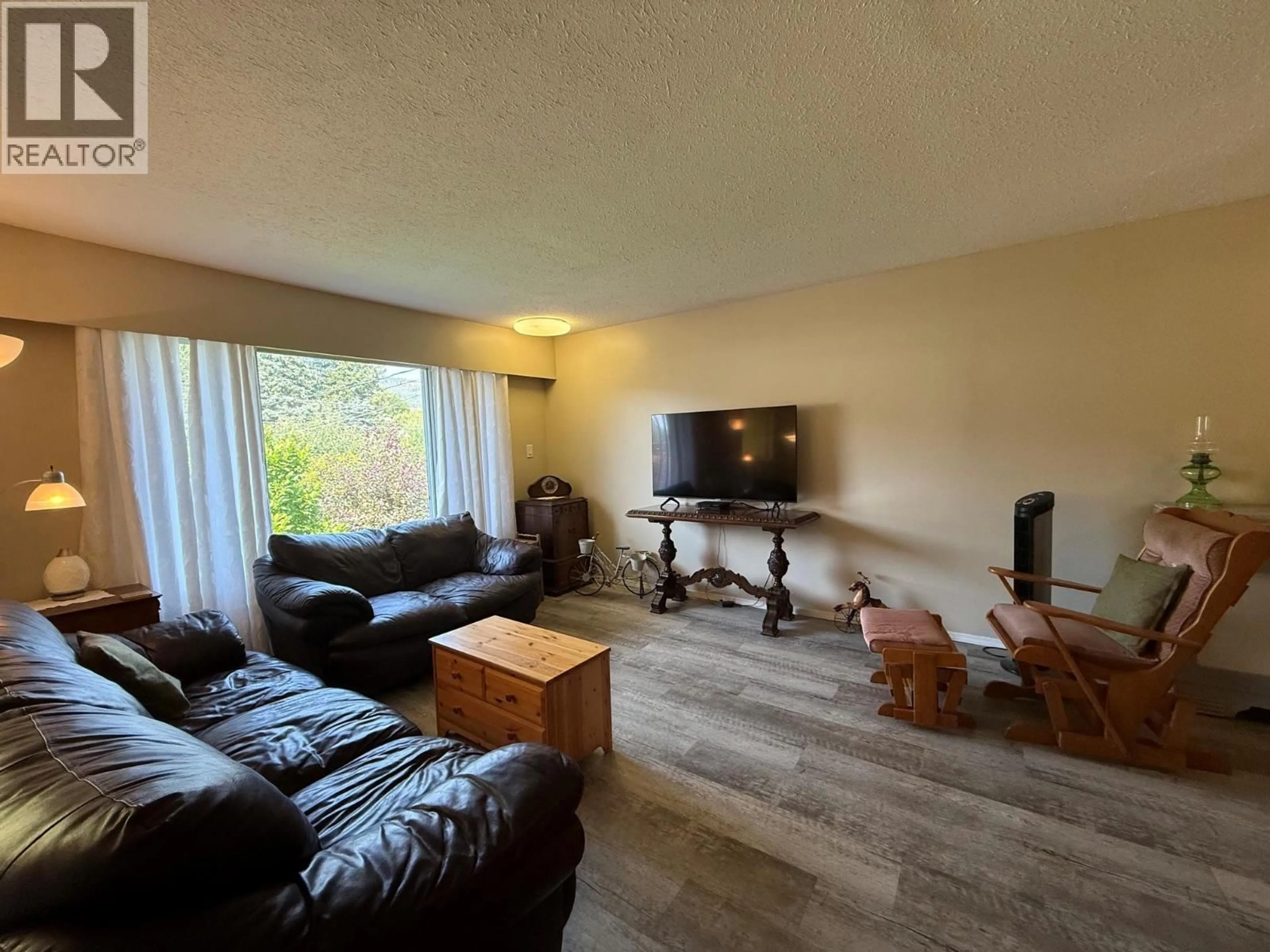 Living room with furniture, wood/laminate floor for 4626 STEVENS DRIVE, Kamloops British Columbia V2H1L5