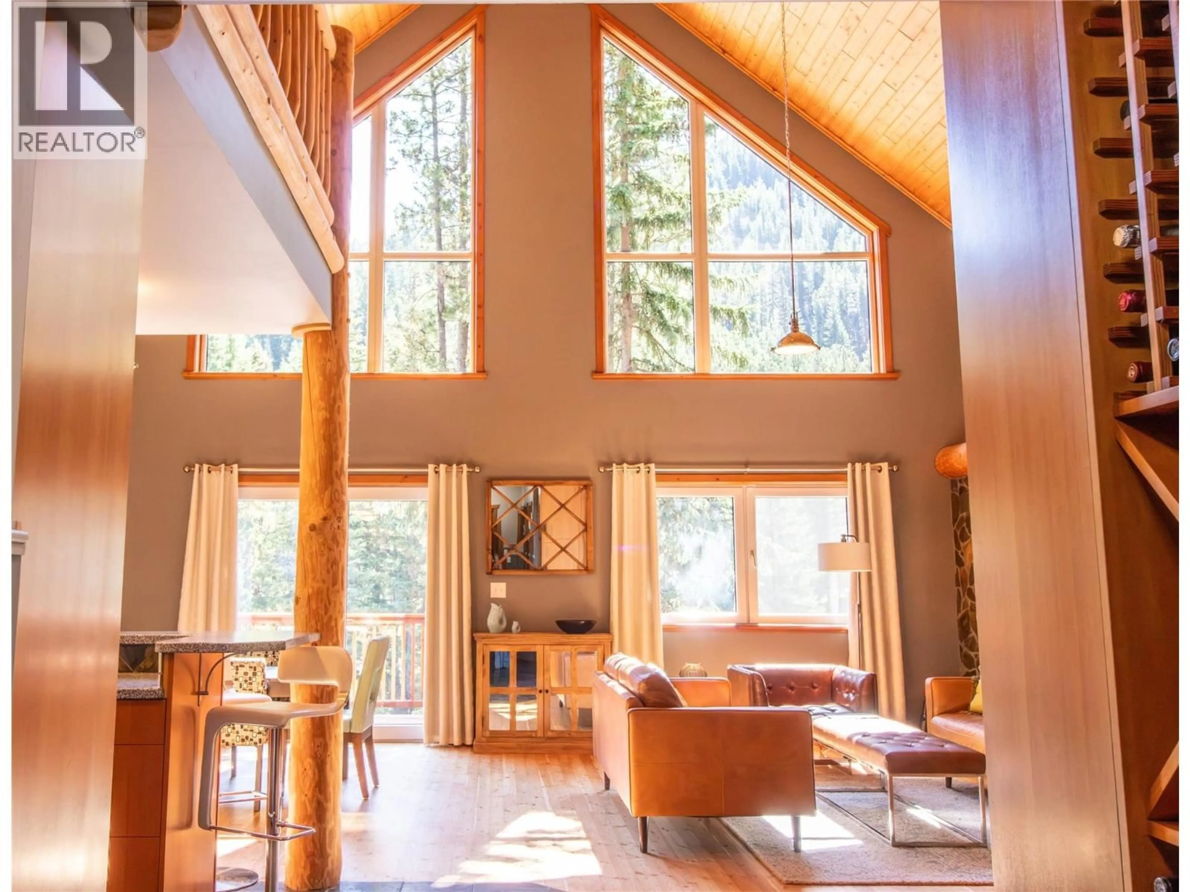 Indoor foyer for 1957 GREYWOLF DRIVE, Panorama British Columbia V0A1T0
