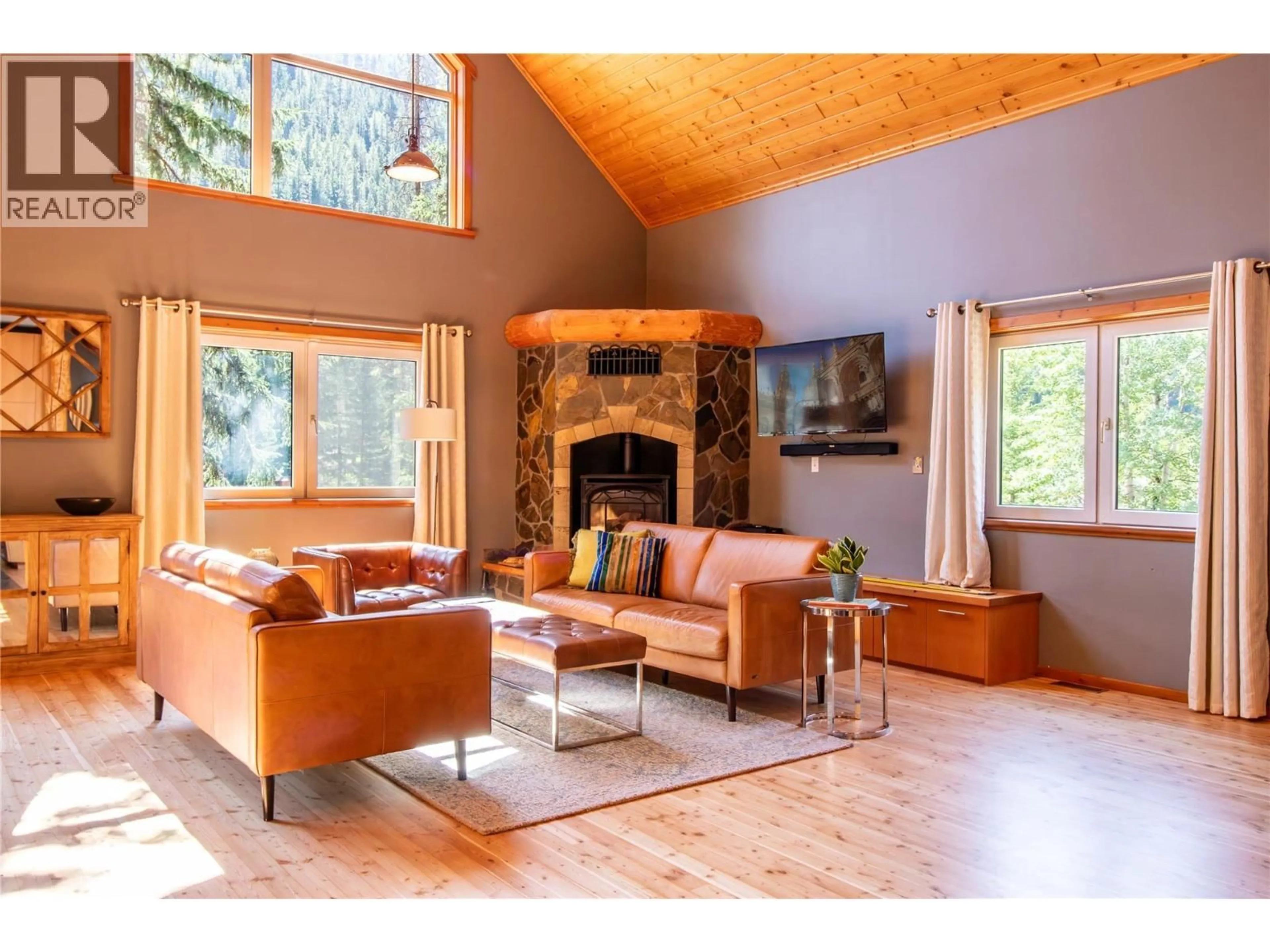 Living room with furniture, wood/laminate floor for 1957 GREYWOLF DRIVE, Panorama British Columbia V0A1T0