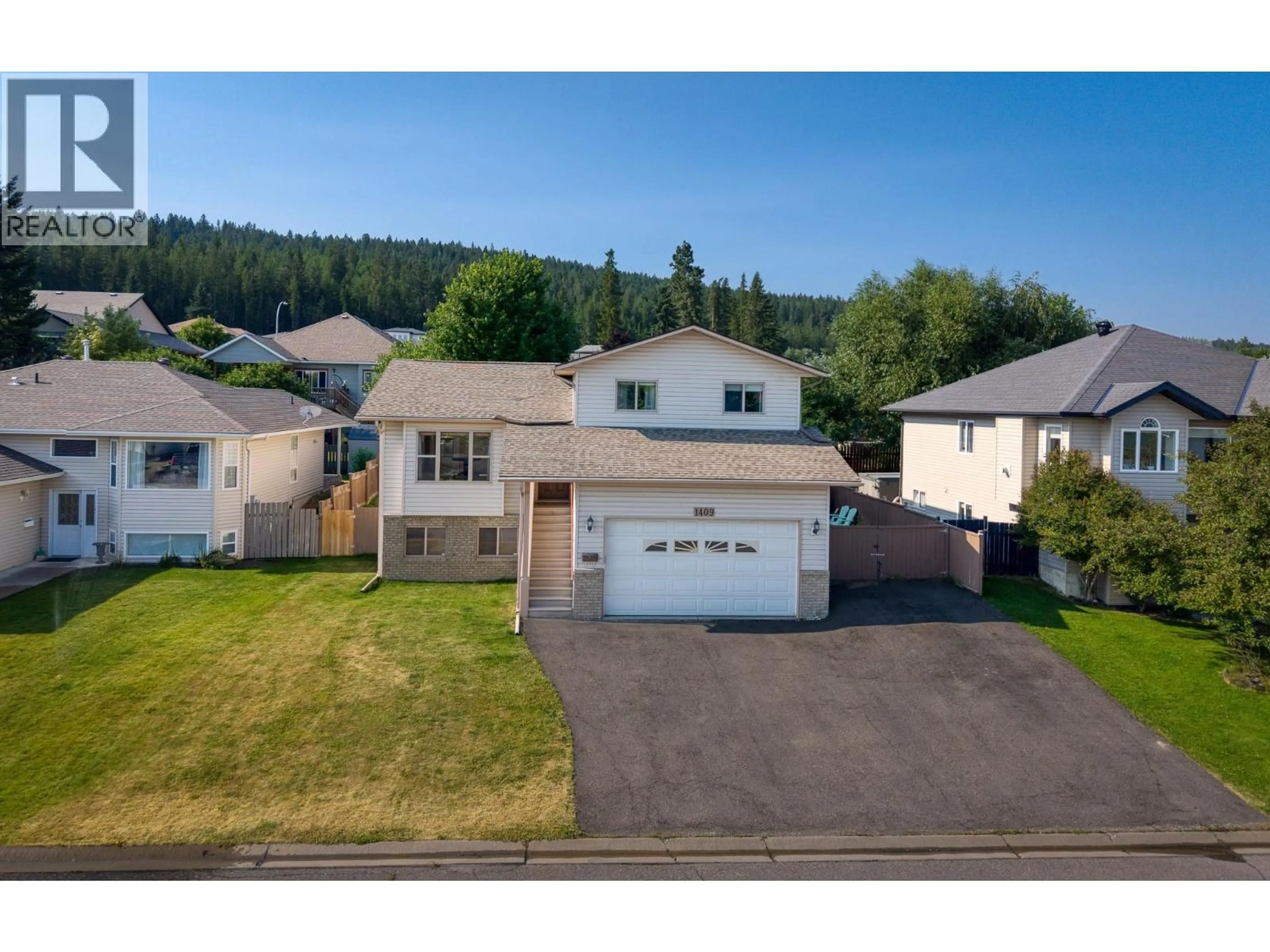 A pic from outside/outdoor area/front of a property/back of a property/a pic from drone, street for 1409 SOUTHVIEW DRIVE, Cranbrook British Columbia V1C6S1