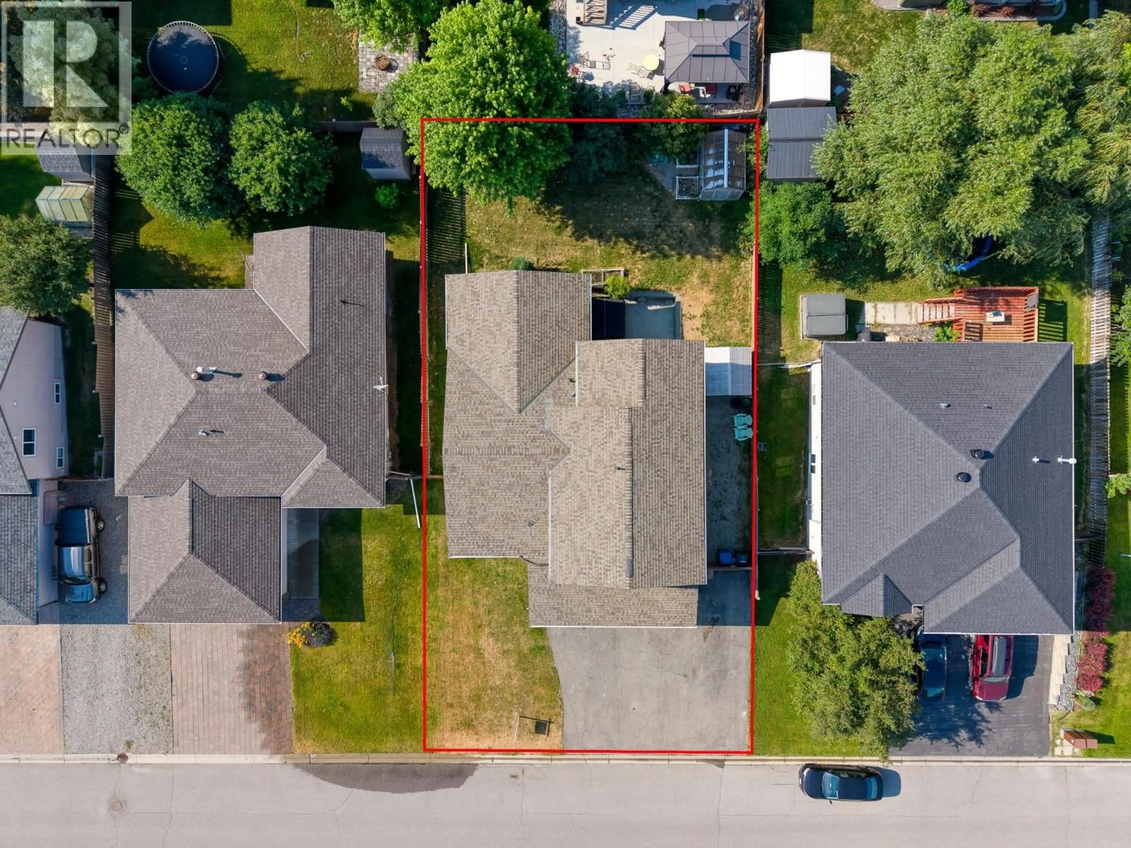 A pic from outside/outdoor area/front of a property/back of a property/a pic from drone, street for 1409 SOUTHVIEW DRIVE, Cranbrook British Columbia V1C6S1