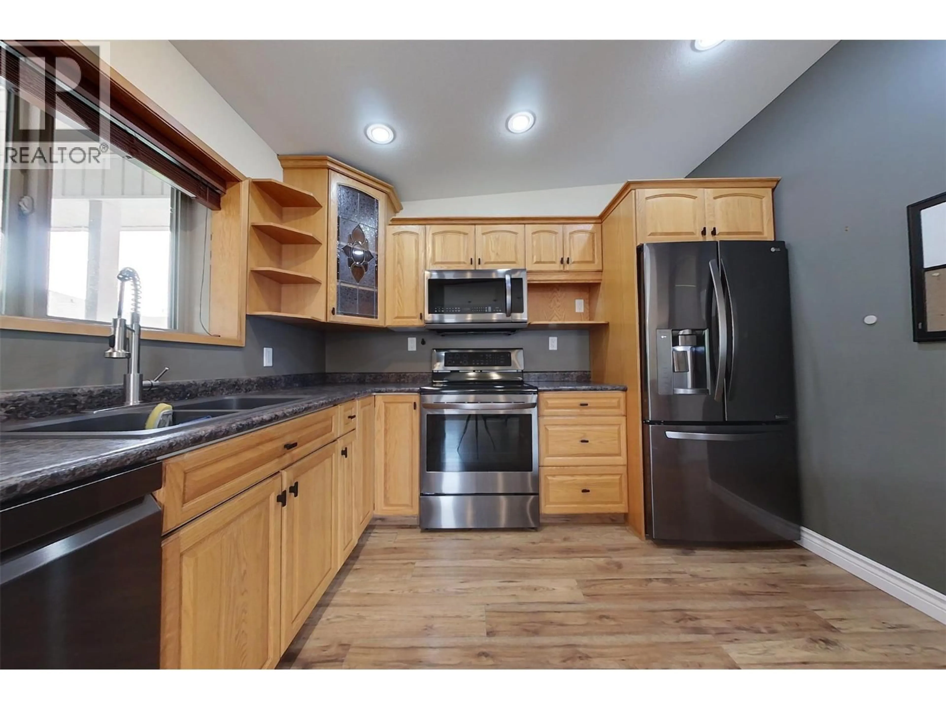 Open concept kitchen, wood/laminate floor for 1409 SOUTHVIEW DRIVE, Cranbrook British Columbia V1C6S1