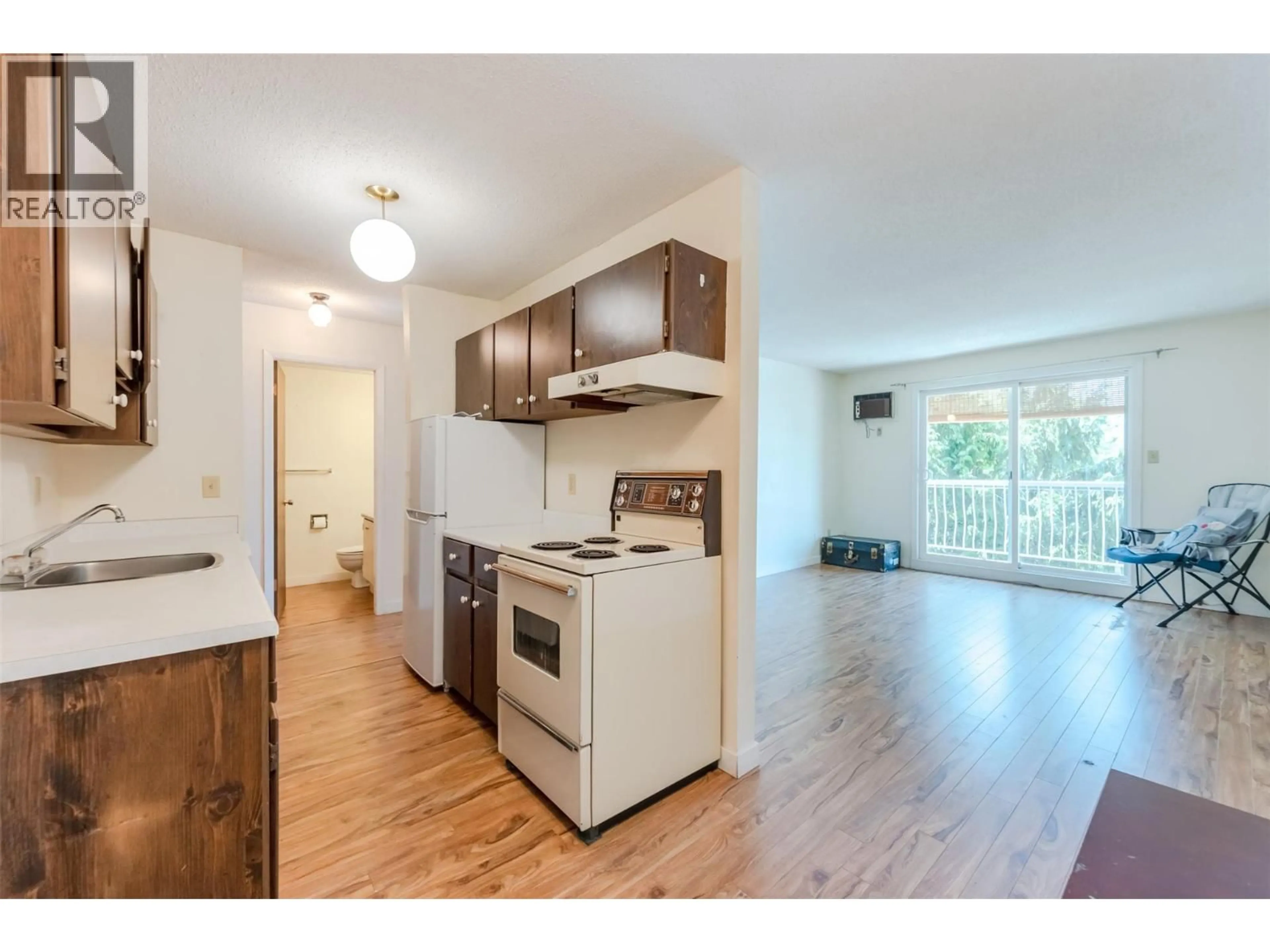 Standard kitchen, wood/laminate floor for 306 - 803 FAIRVIEW ROAD, Penticton British Columbia V2A5Y7