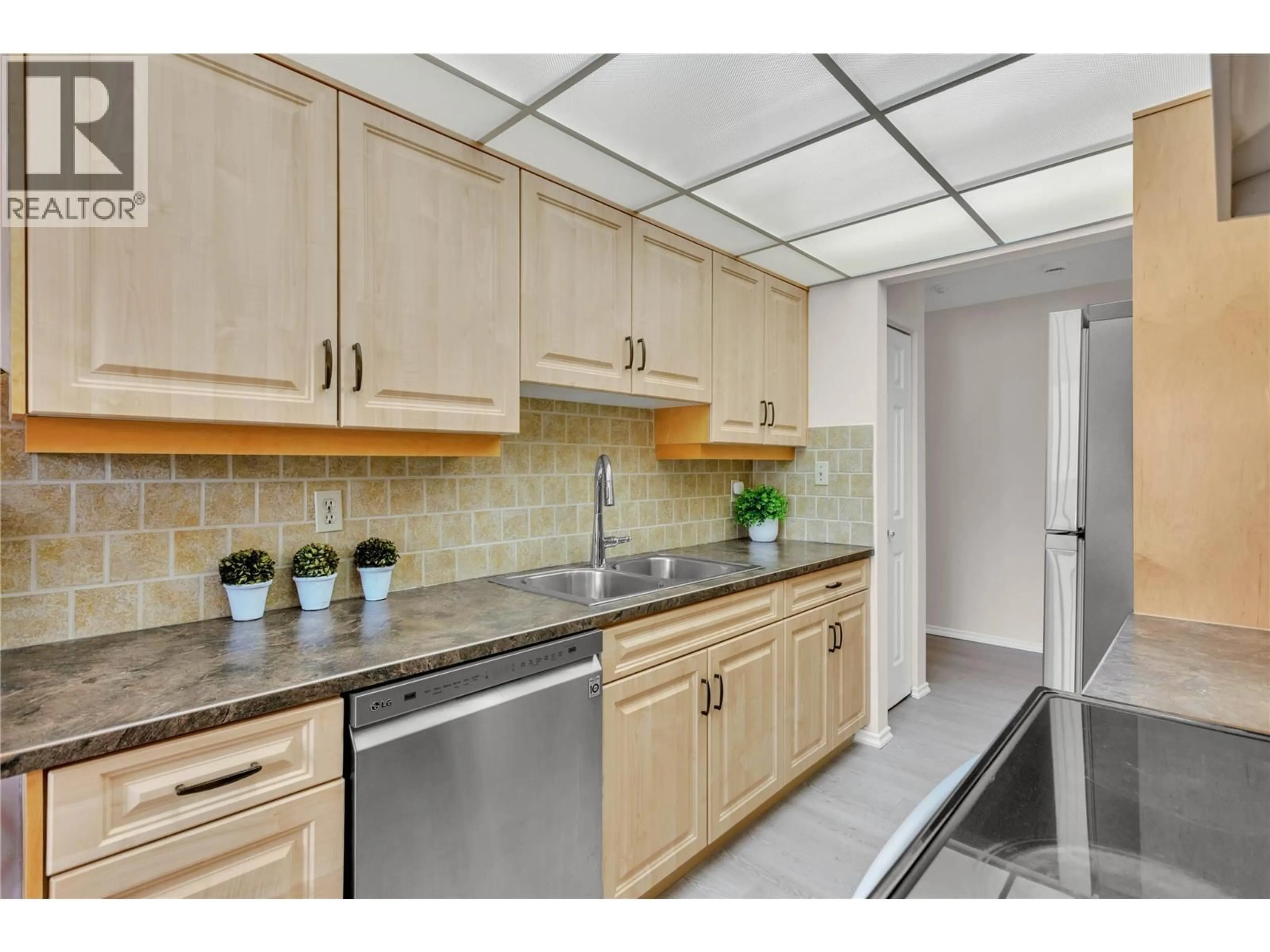 Standard kitchen, ceramic/tile floor for 201 - 1056 BERNARD AVENUE, Kelowna British Columbia V1Y8L7