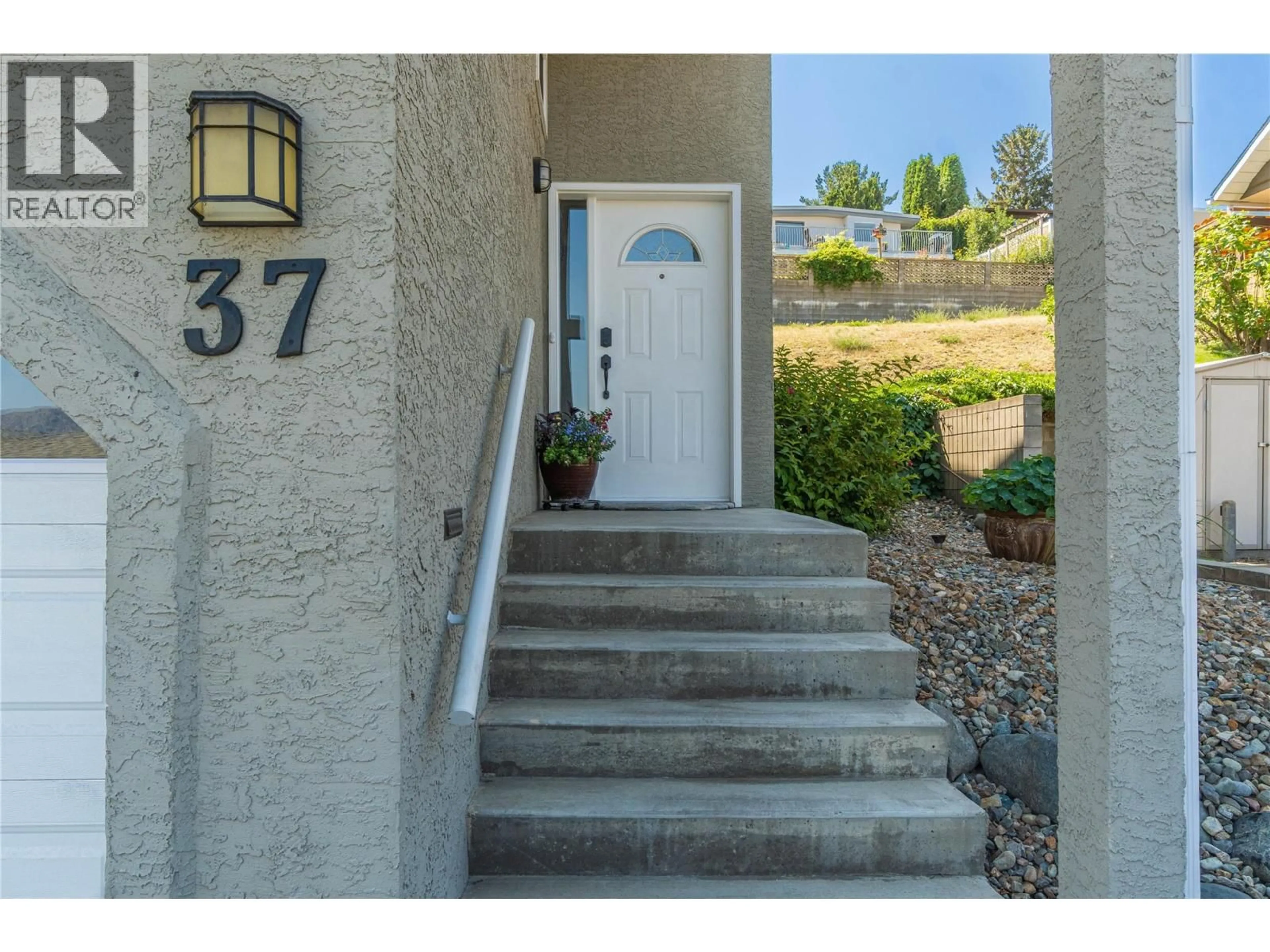 Indoor entryway for 37 - 255 PEMBERTON TERRACE, Kamloops British Columbia V2C6R2
