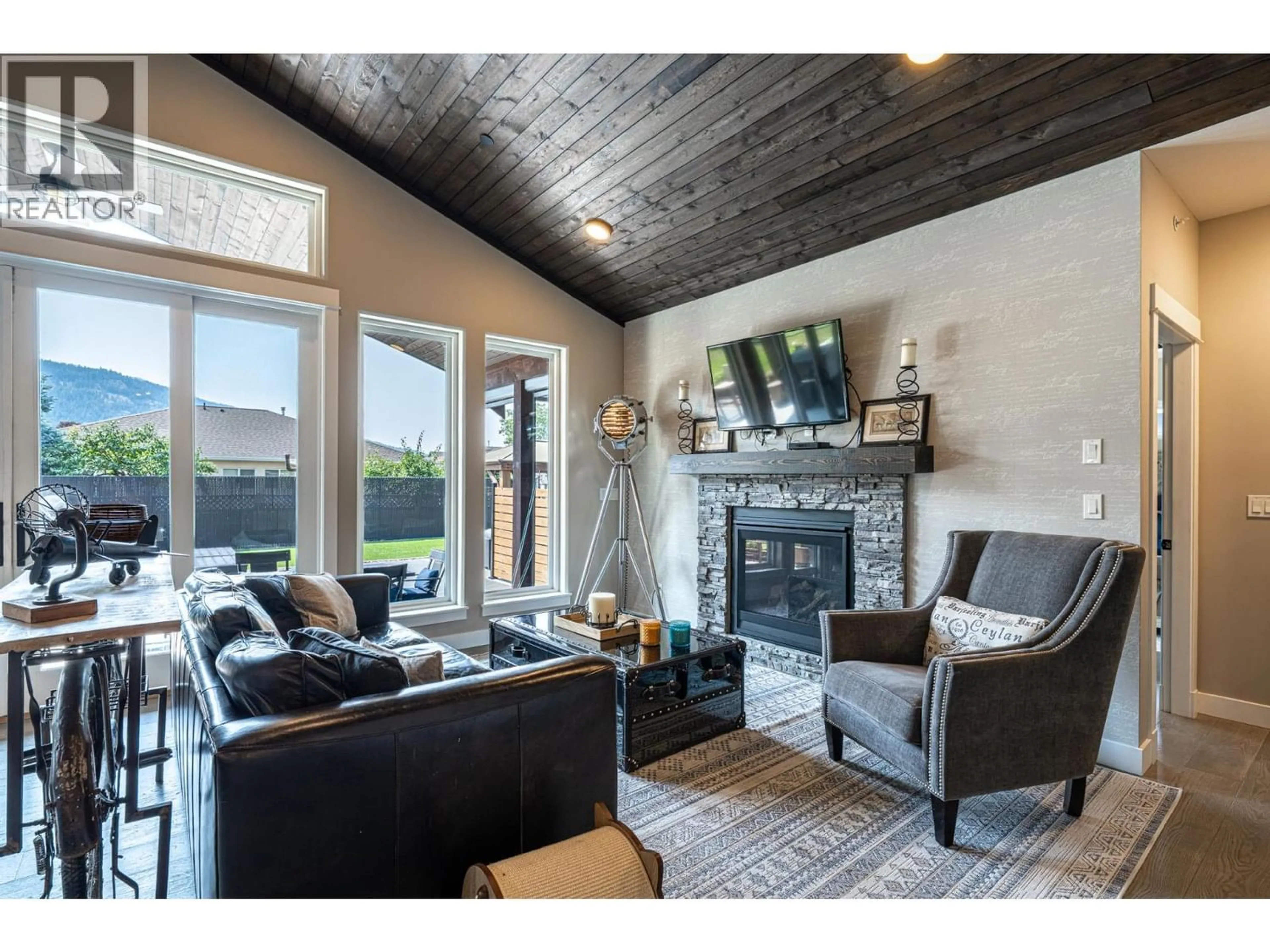 Living room with furniture, wood/laminate floor for 5 - 2444 YORK AVENUE, Armstrong British Columbia V4Y0A3