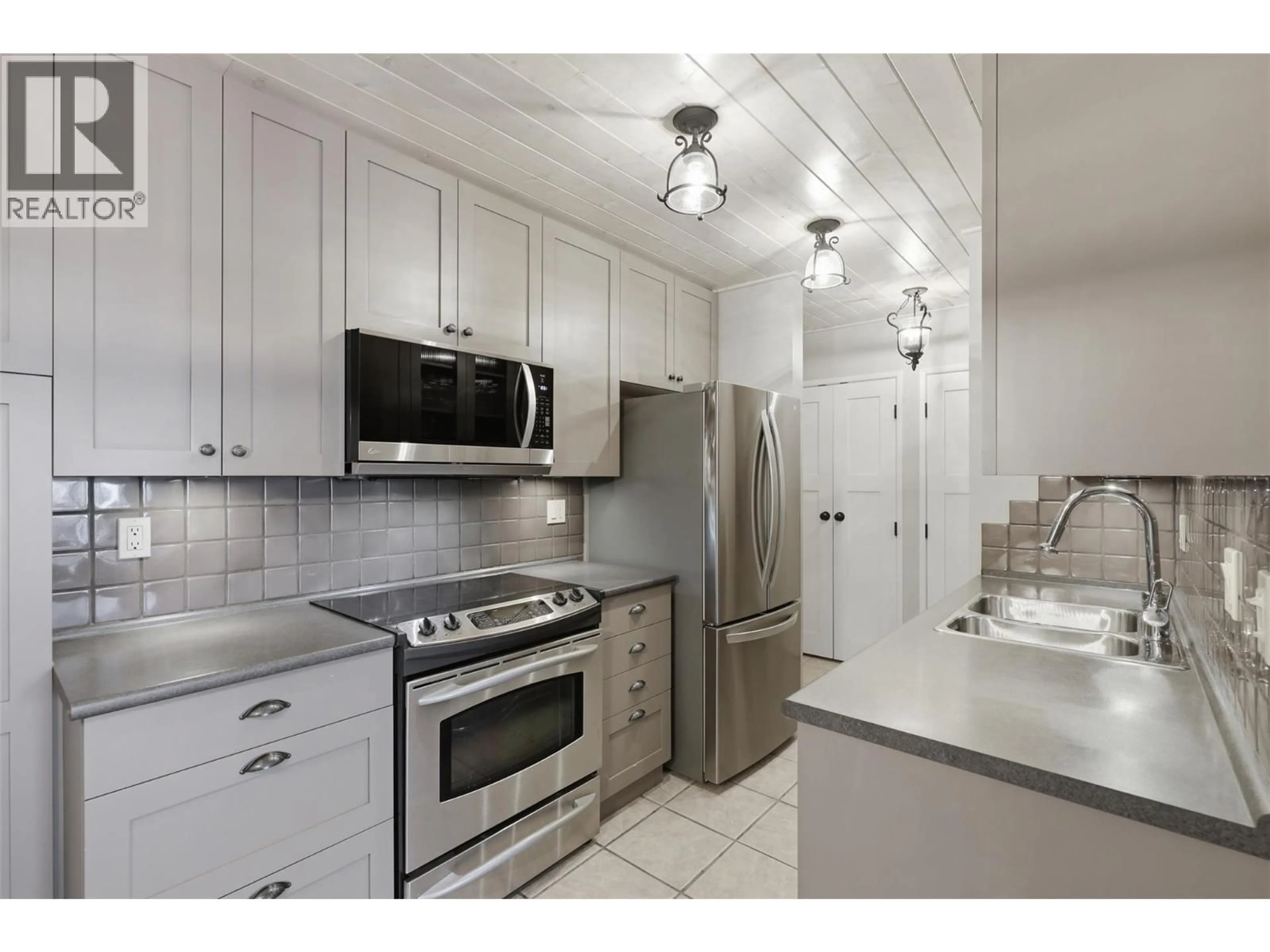 Standard kitchen, unknown for 35 - 1810 SUMMIT DRIVE, Kamloops British Columbia V2E2C7