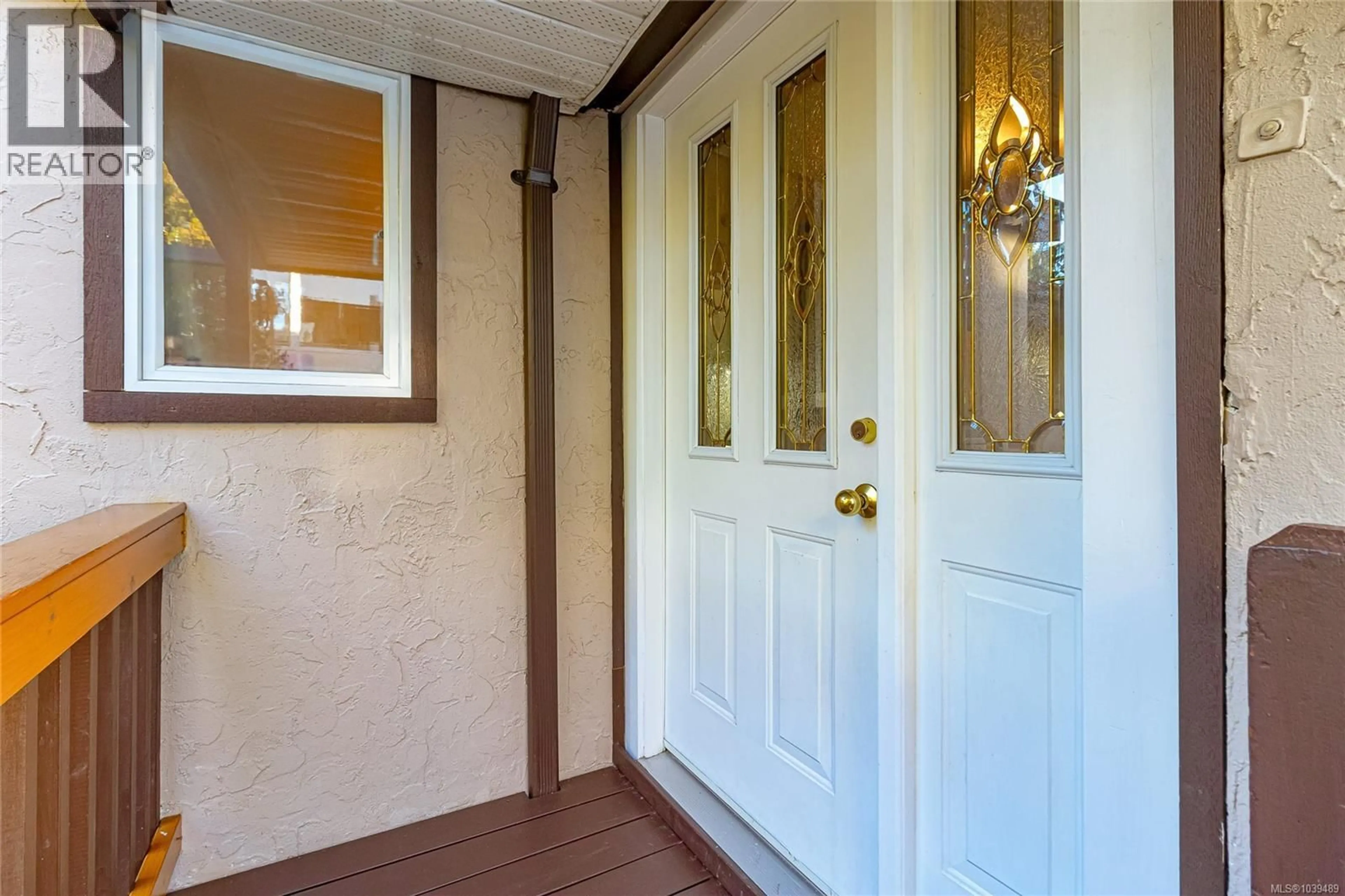 Indoor entryway for 2739 GROSVENOR ROAD, Victoria British Columbia V8T3M8