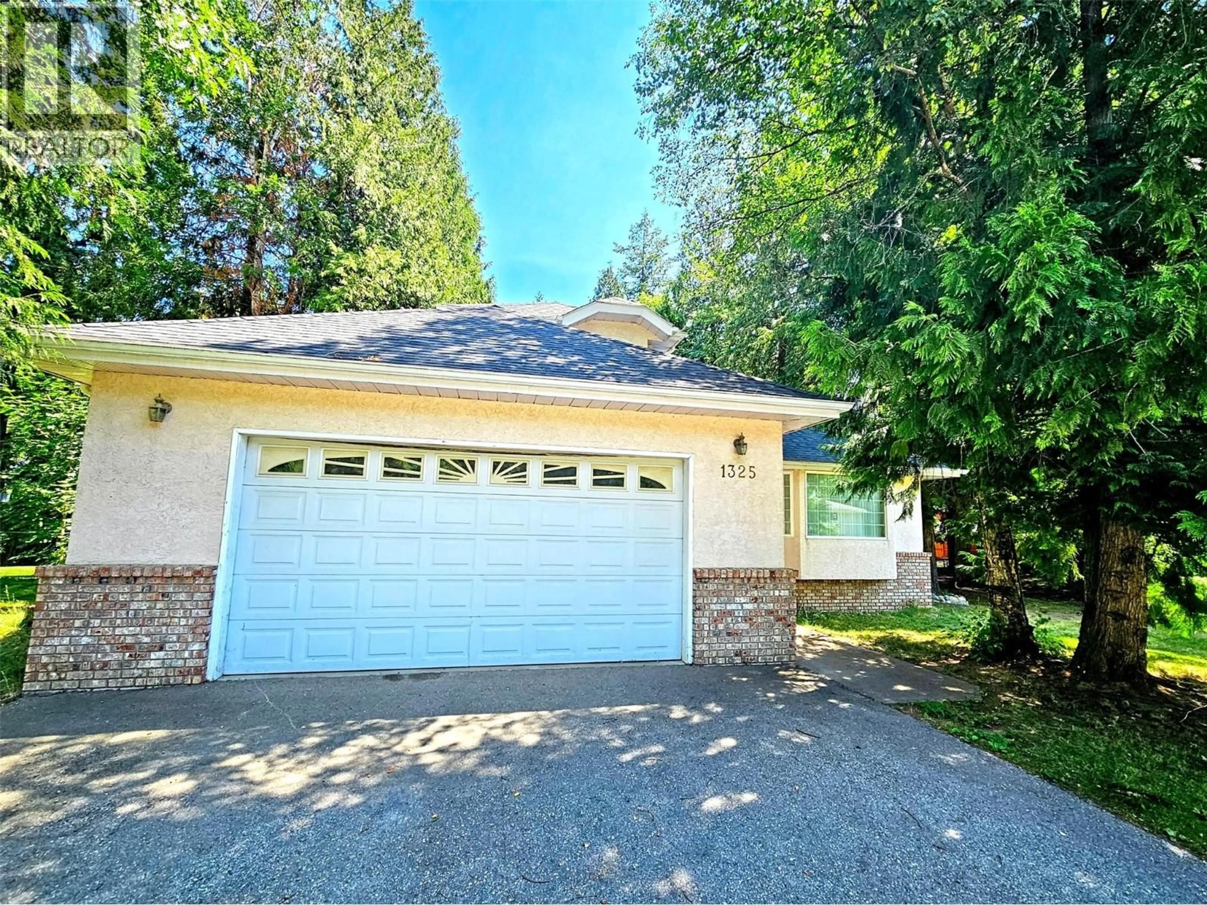 Home with vinyl exterior material, street for 1325 FOREST ROAD, Castlegar British Columbia V1N3Y5