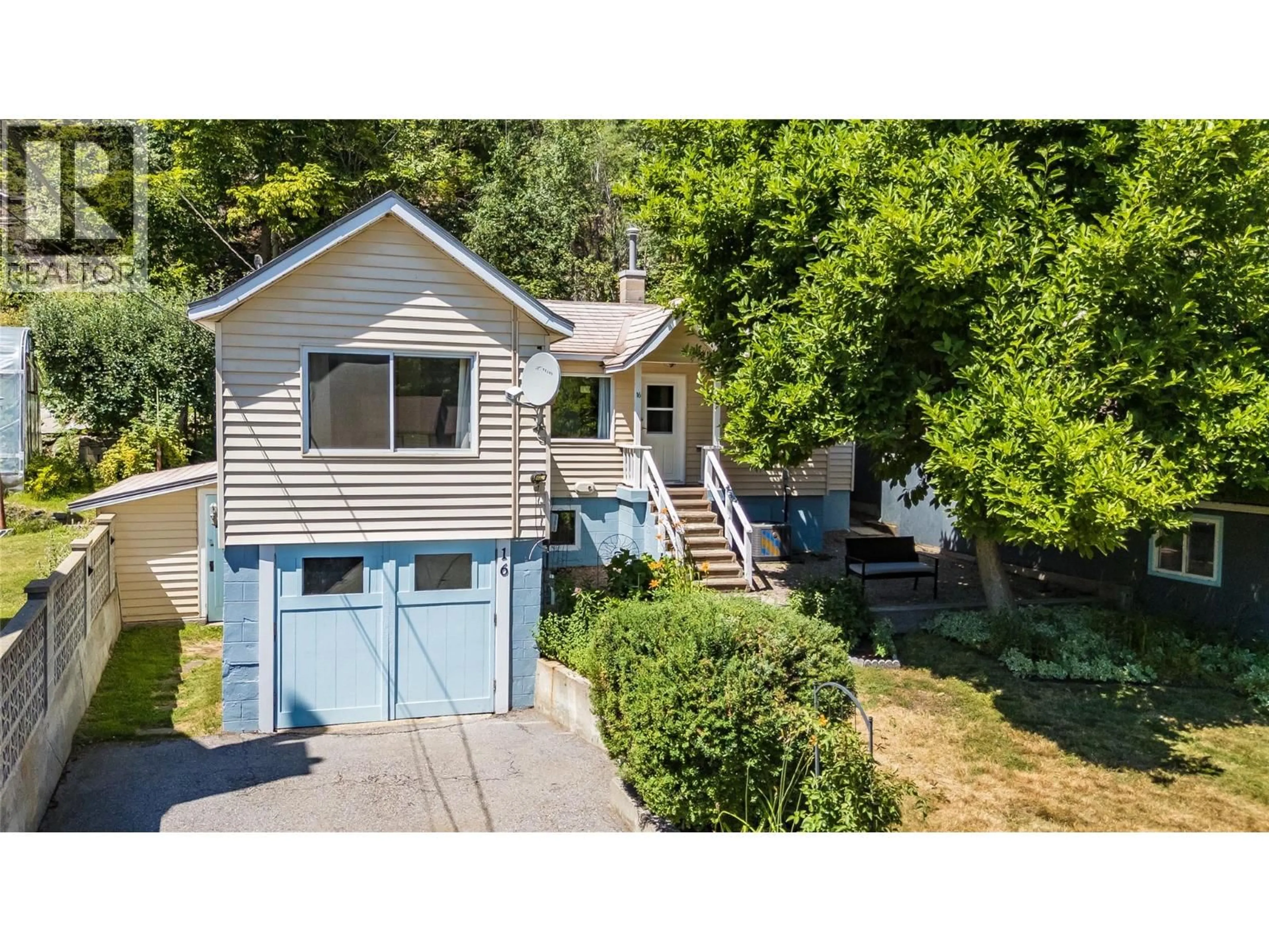 A pic from outside/outdoor area/front of a property/back of a property/a pic from drone, street for 16 HANNA DRIVE, Trail British Columbia V1R4V6