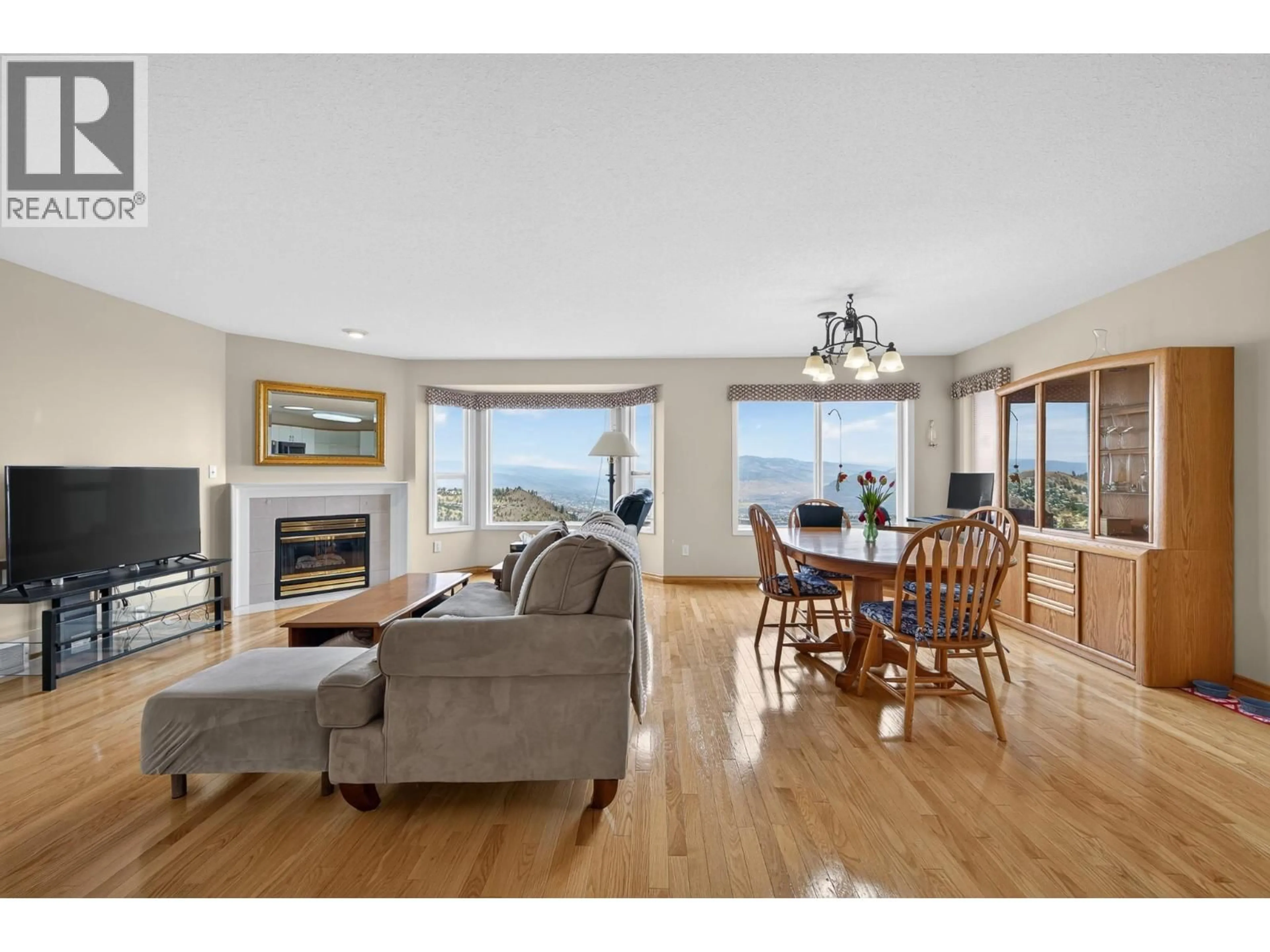 Living room with furniture, wood/laminate floor for 95 - 2022 PACIFIC WAY, Kamloops British Columbia V1S1T1