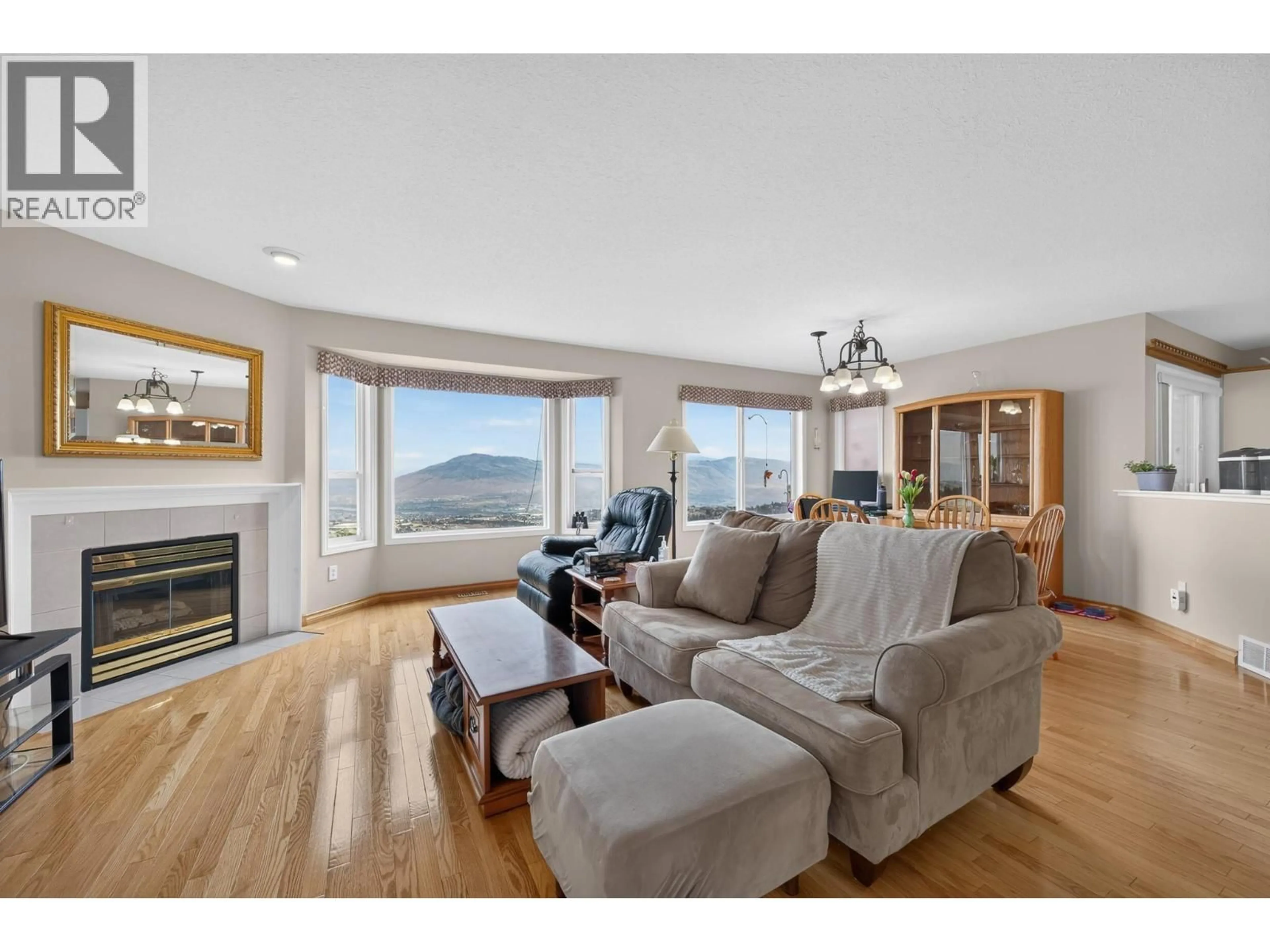 Living room with furniture, wood/laminate floor for 95 - 2022 PACIFIC WAY, Kamloops British Columbia V1S1T1