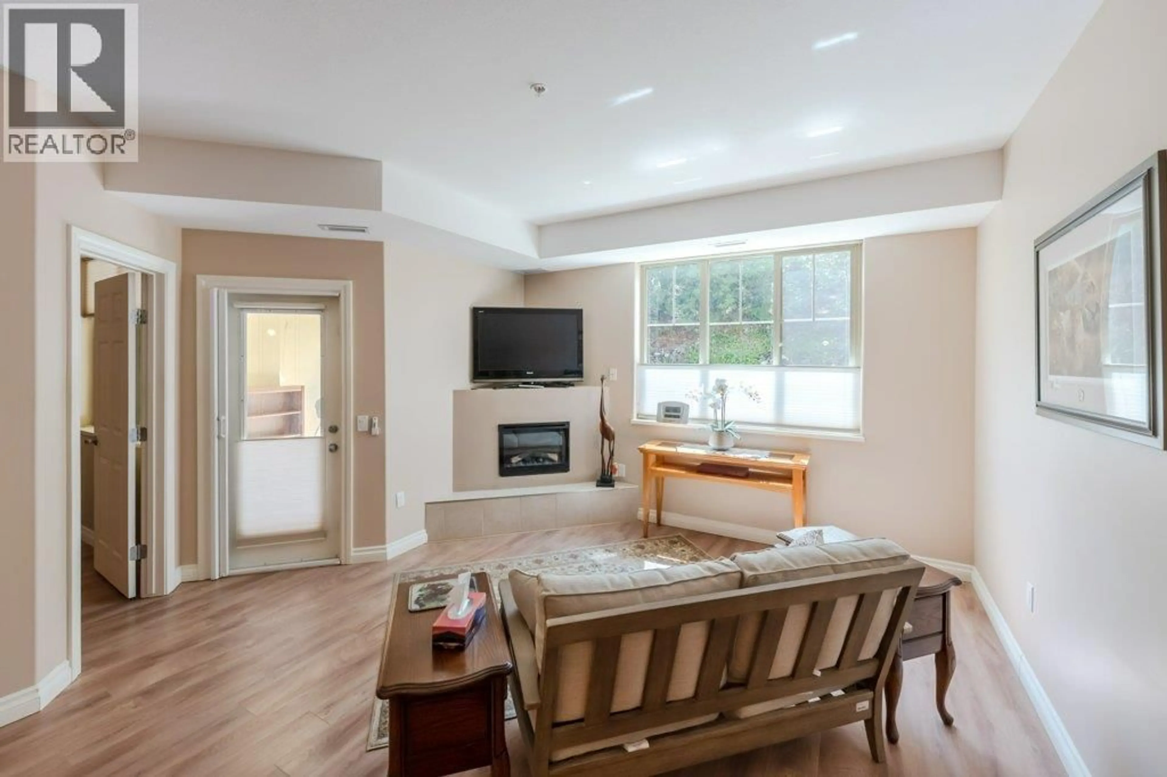 Living room with furniture, wood/laminate floor for 104B - 921 SPILLWAY ROAD, Oliver British Columbia V0H1T8
