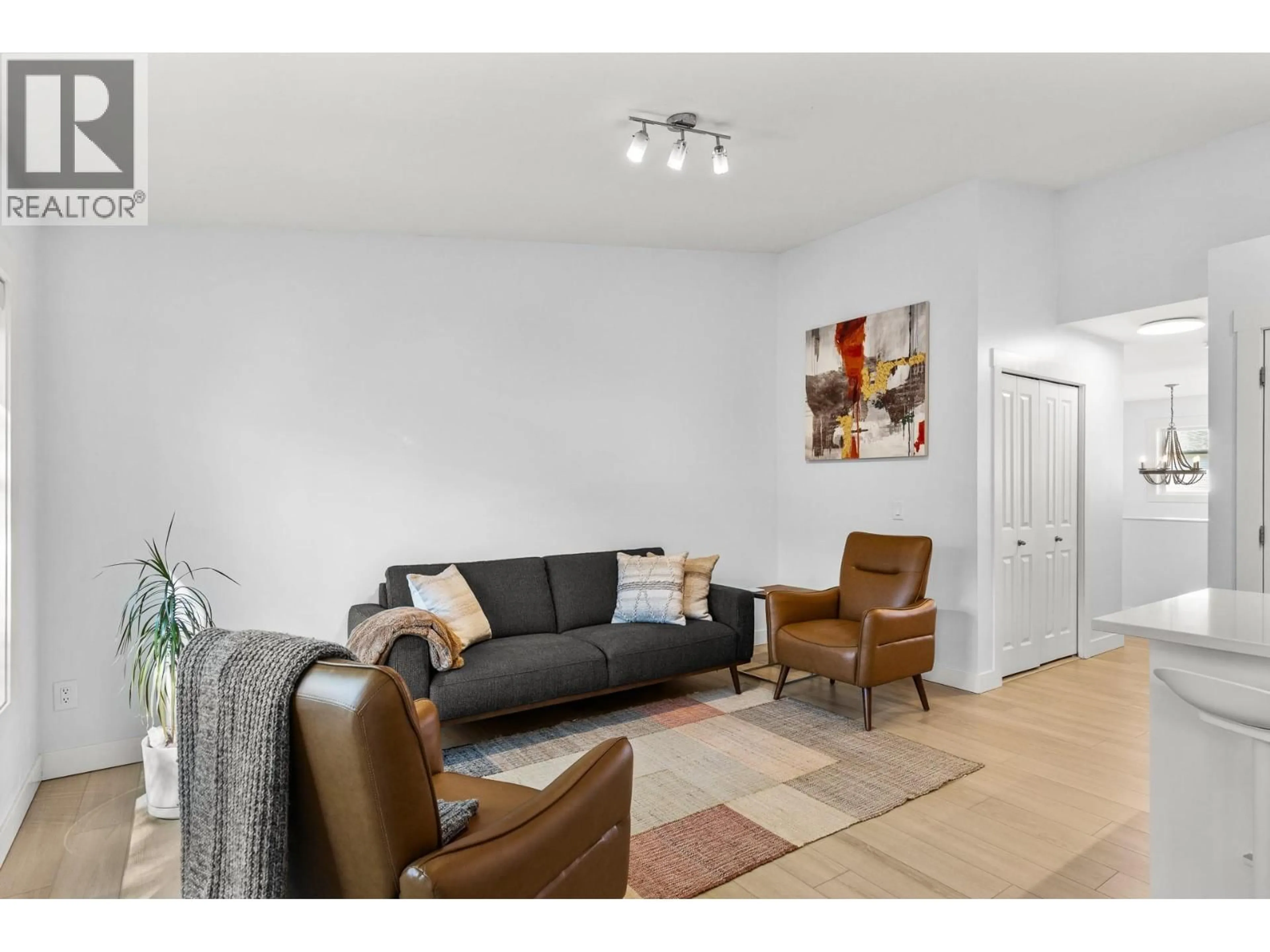 Living room with furniture, wood/laminate floor for 20 - 225 GLEN PARK DRIVE, Kelowna British Columbia V1V2X5