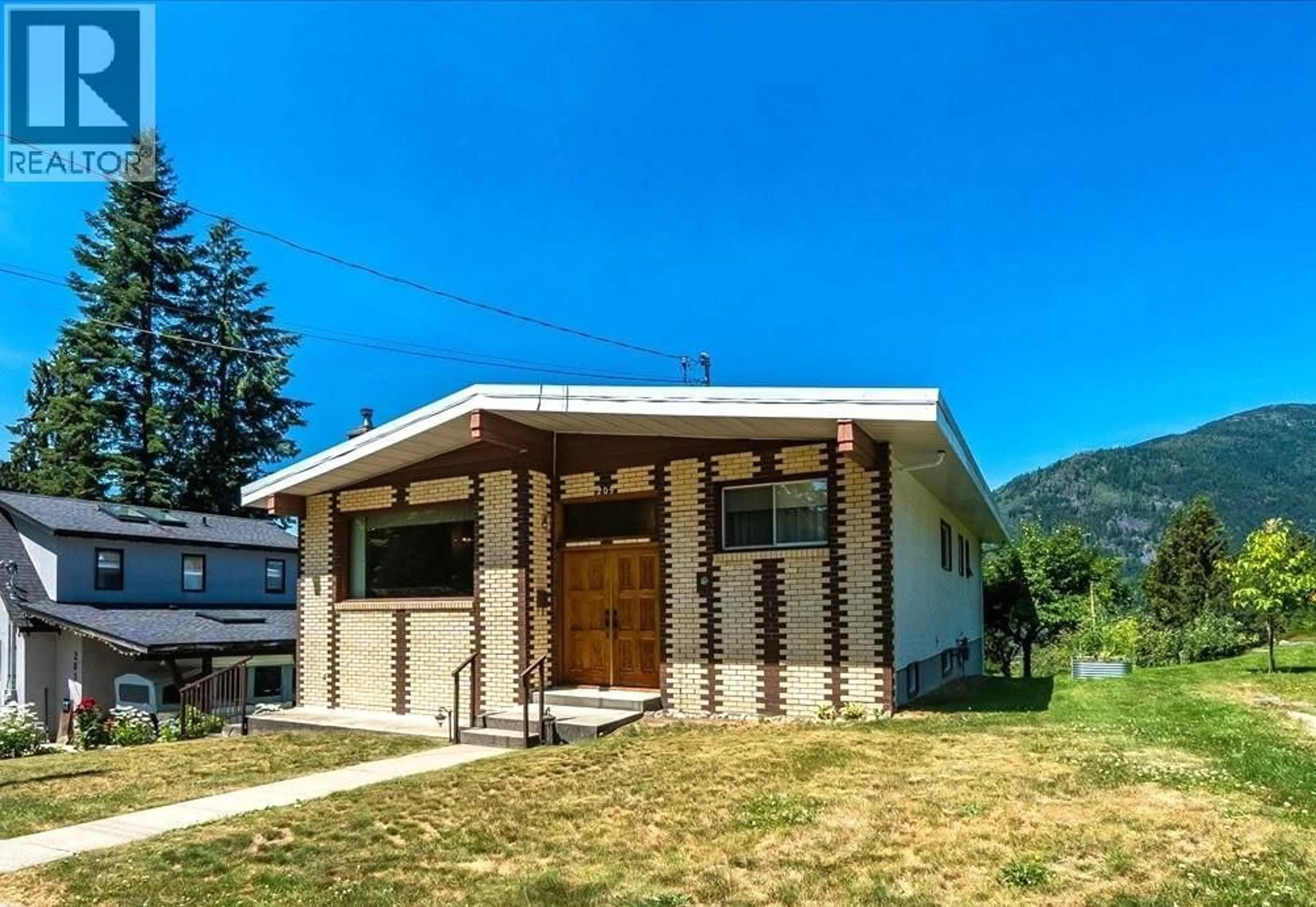 Home with vinyl exterior material, unknown for 205 INNES STREET, Nelson British Columbia V1L5E4