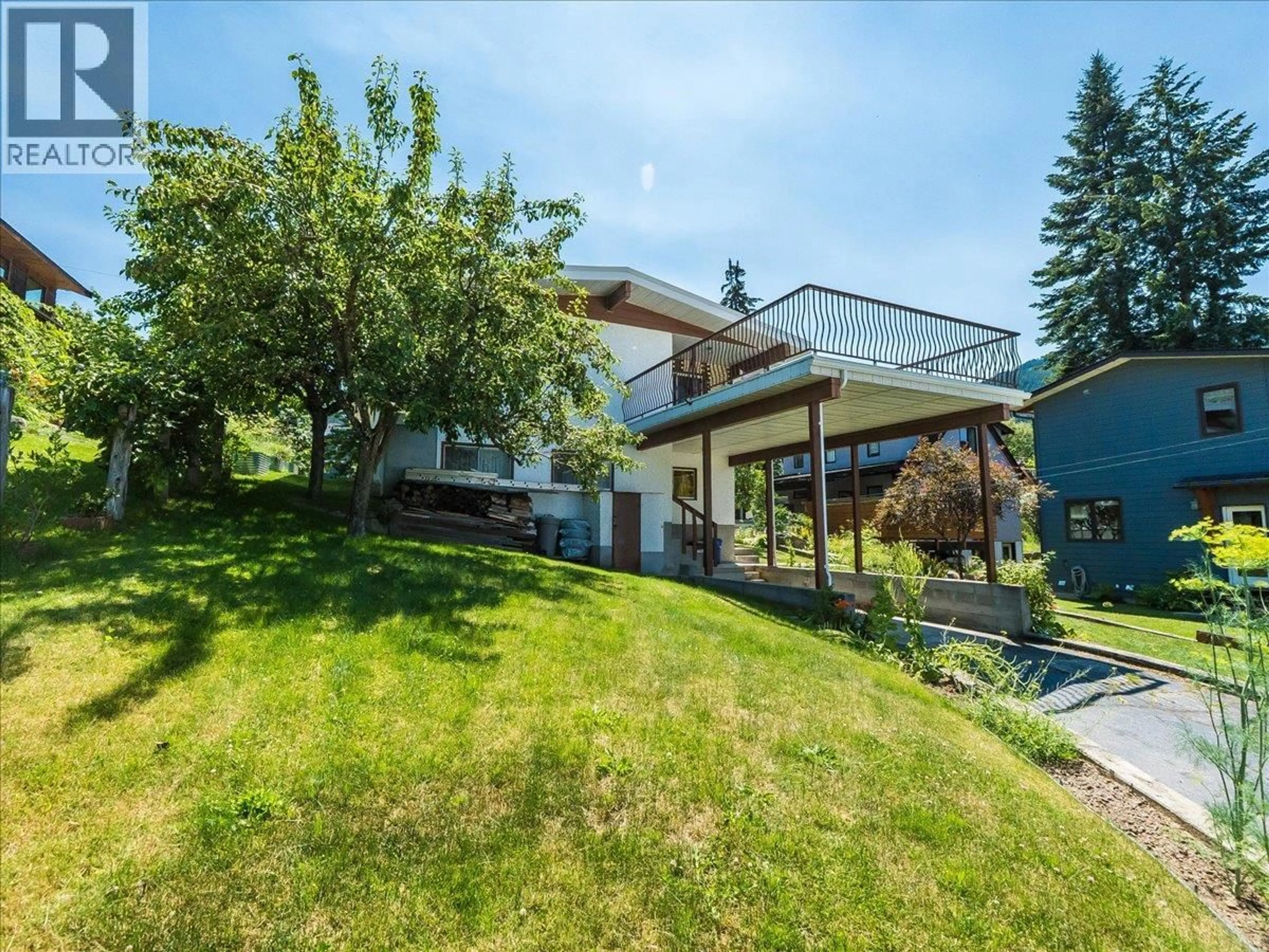 A pic from outside/outdoor area/front of a property/back of a property/a pic from drone, mountain view for 205 INNES STREET, Nelson British Columbia V1L5E4