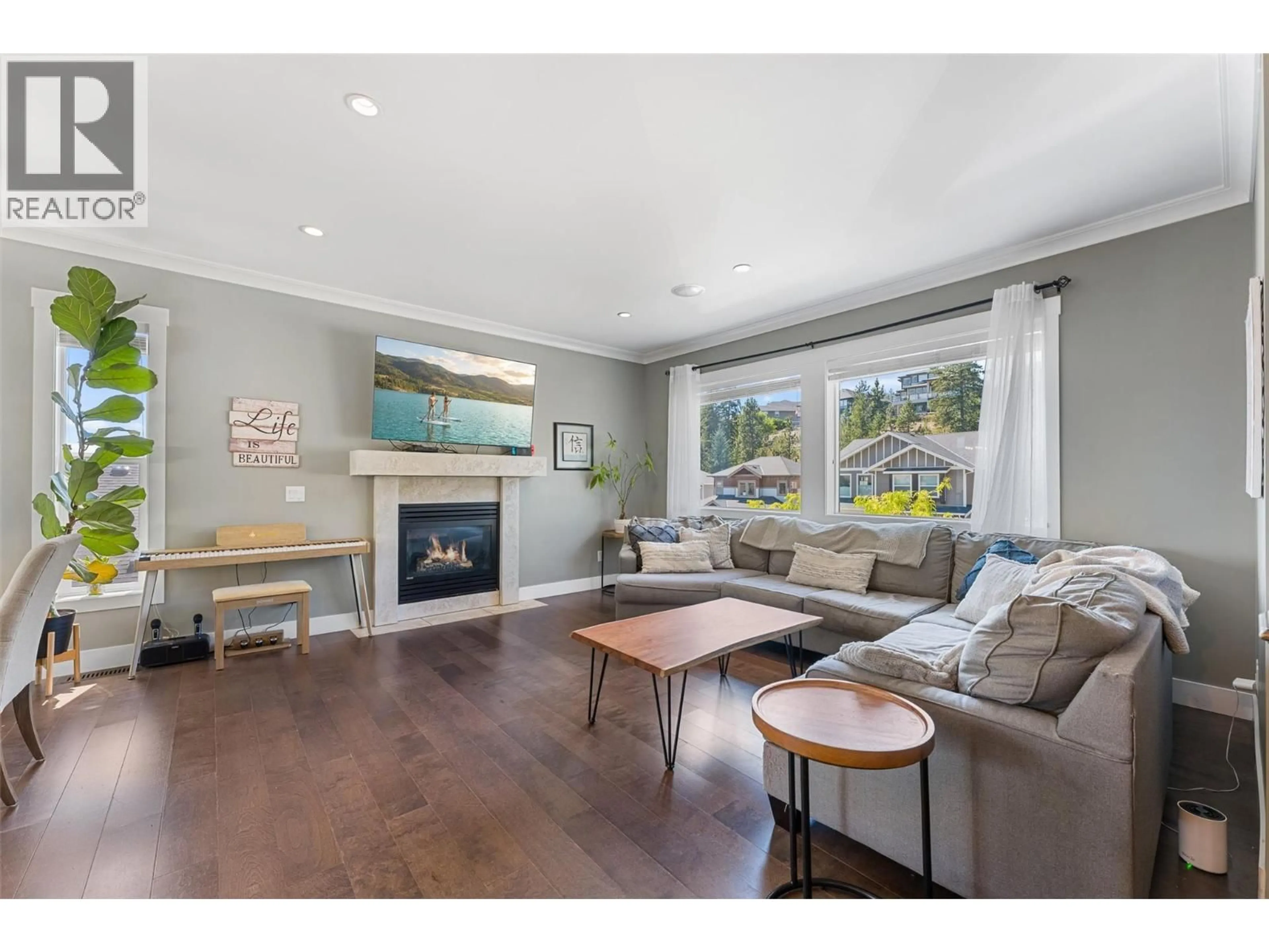 Living room with furniture, wood/laminate floor for 13157 SHORELINE DRIVE, Lake Country British Columbia V4V2T2