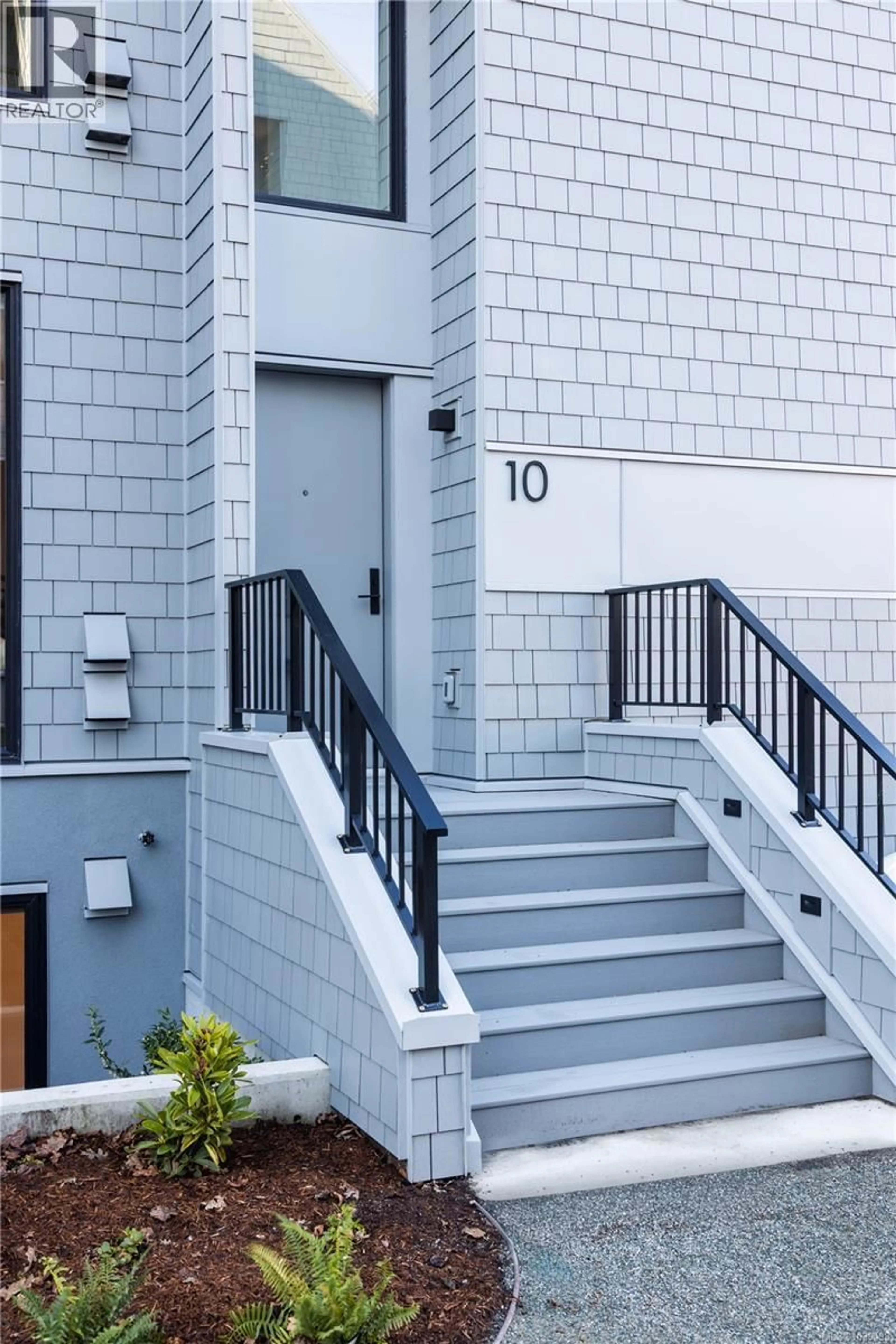 Stairs for 9 - 907 REDFERN STREET WEST, Victoria British Columbia V8S4G6