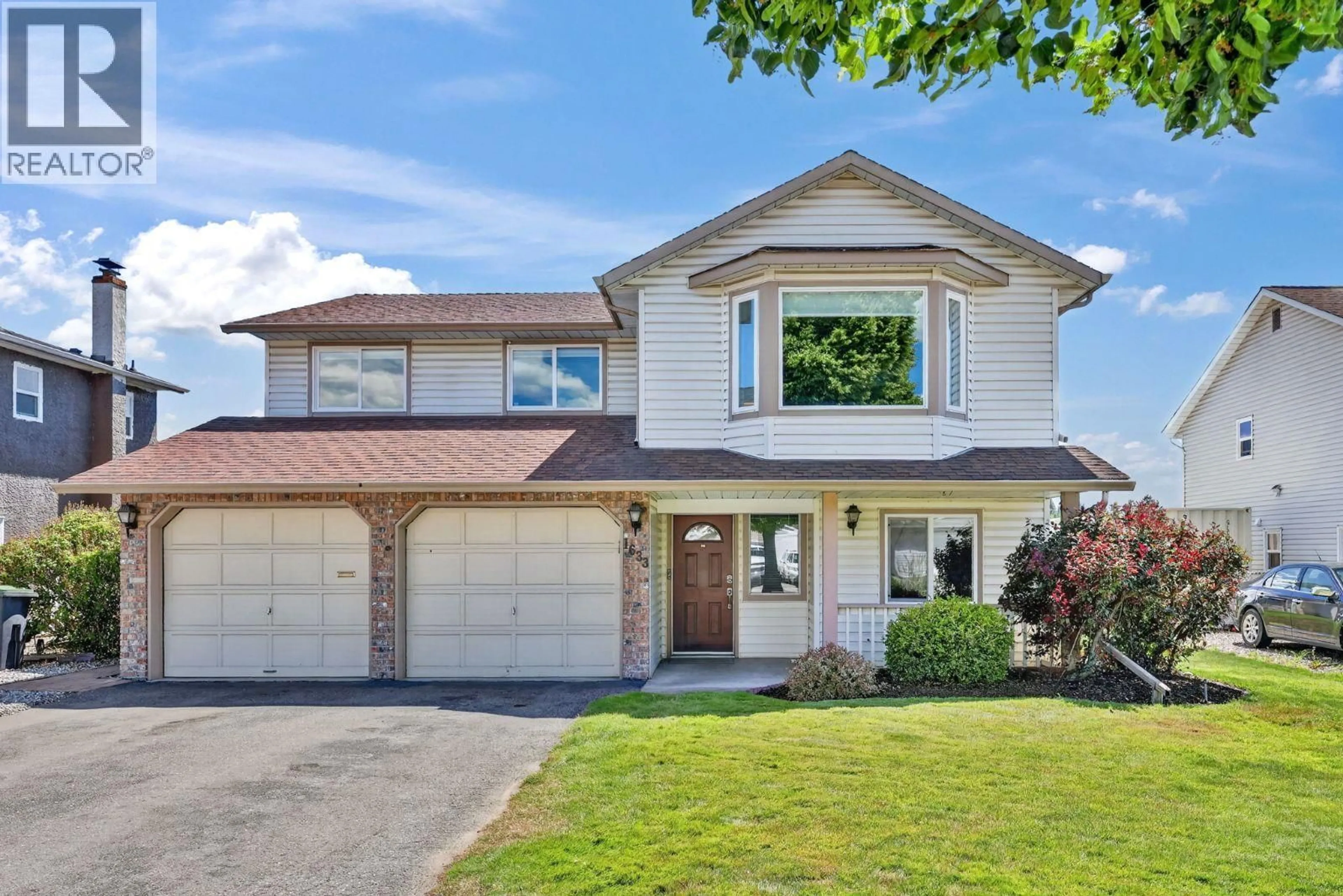 Home with vinyl exterior material, street for 1633 CARSHYL COURT, Kelowna British Columbia V1X6Y7