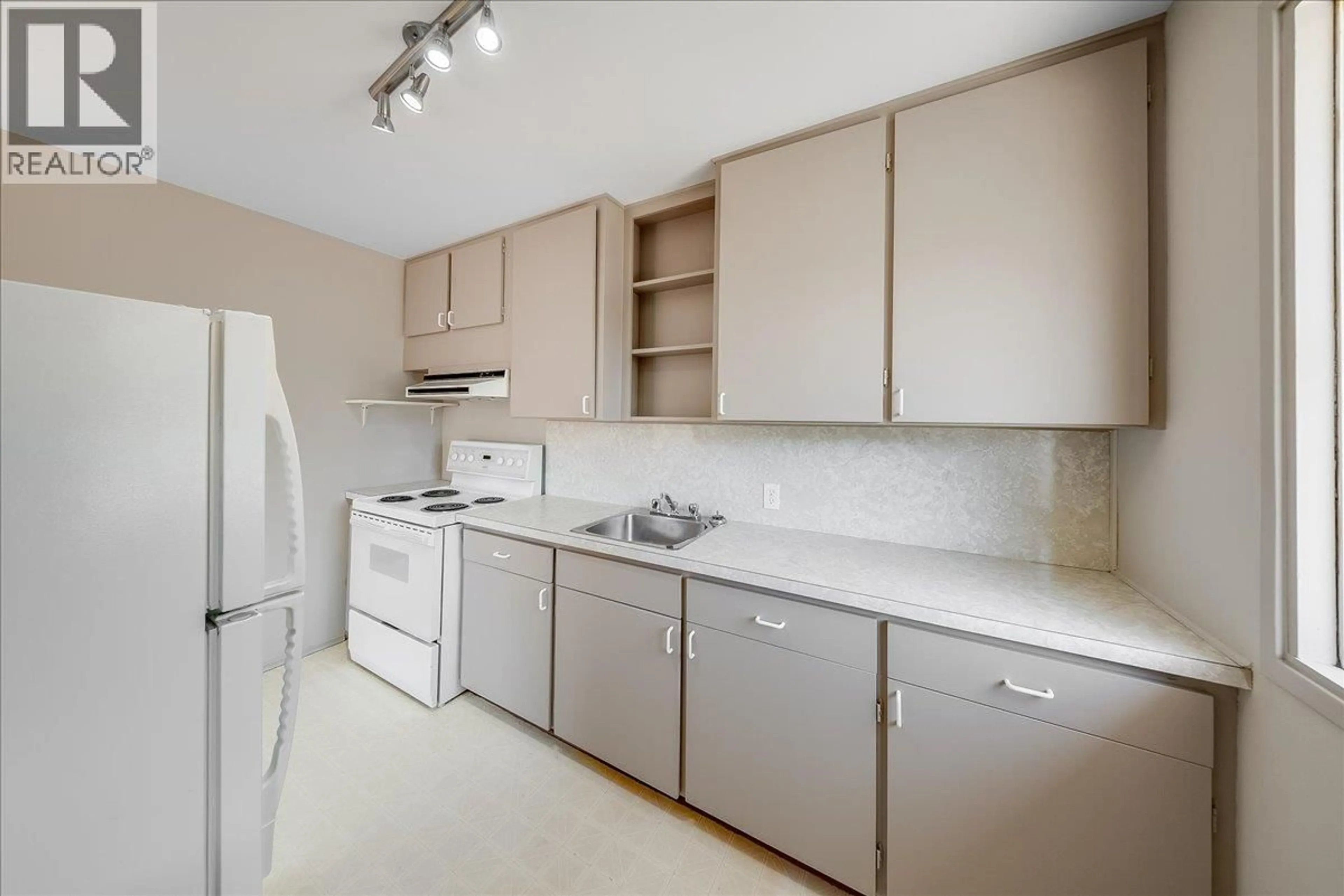 Standard kitchen, unknown for 706 HERMIA CRESCENT, Trail British Columbia V1R1B4