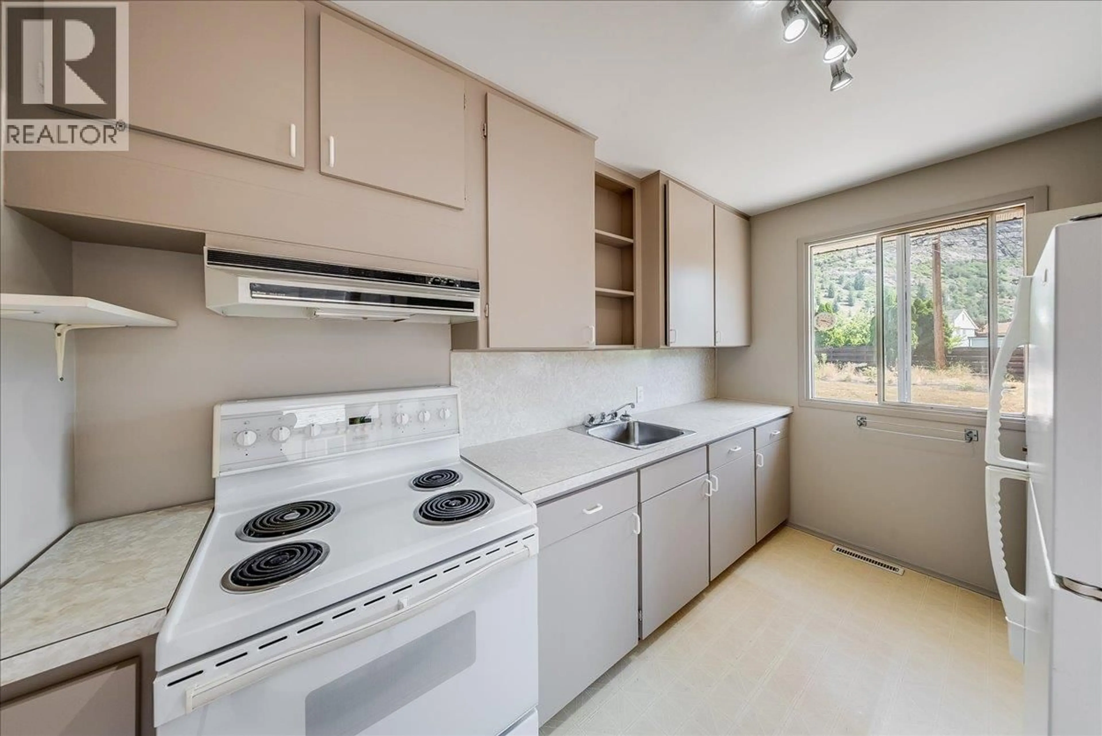 Standard kitchen, unknown for 706 HERMIA CRESCENT, Trail British Columbia V1R1B4