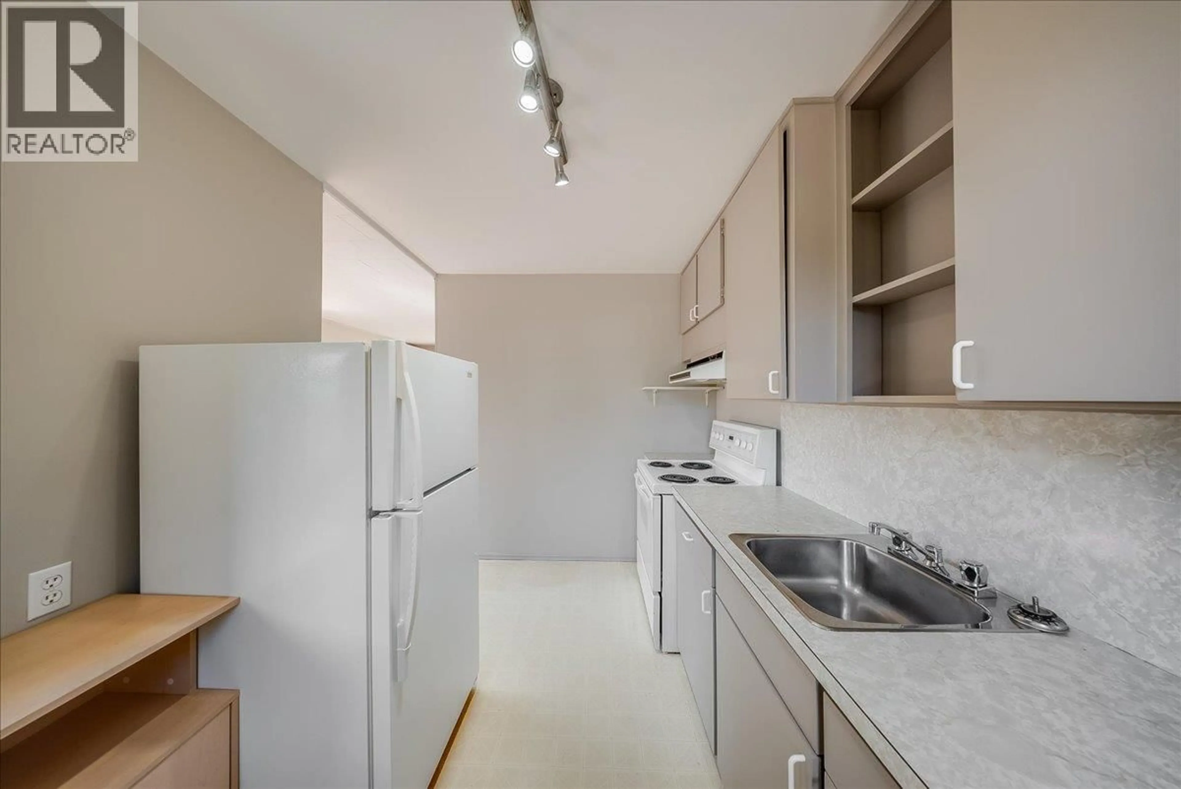 Standard kitchen, unknown for 706 HERMIA CRESCENT, Trail British Columbia V1R1B4