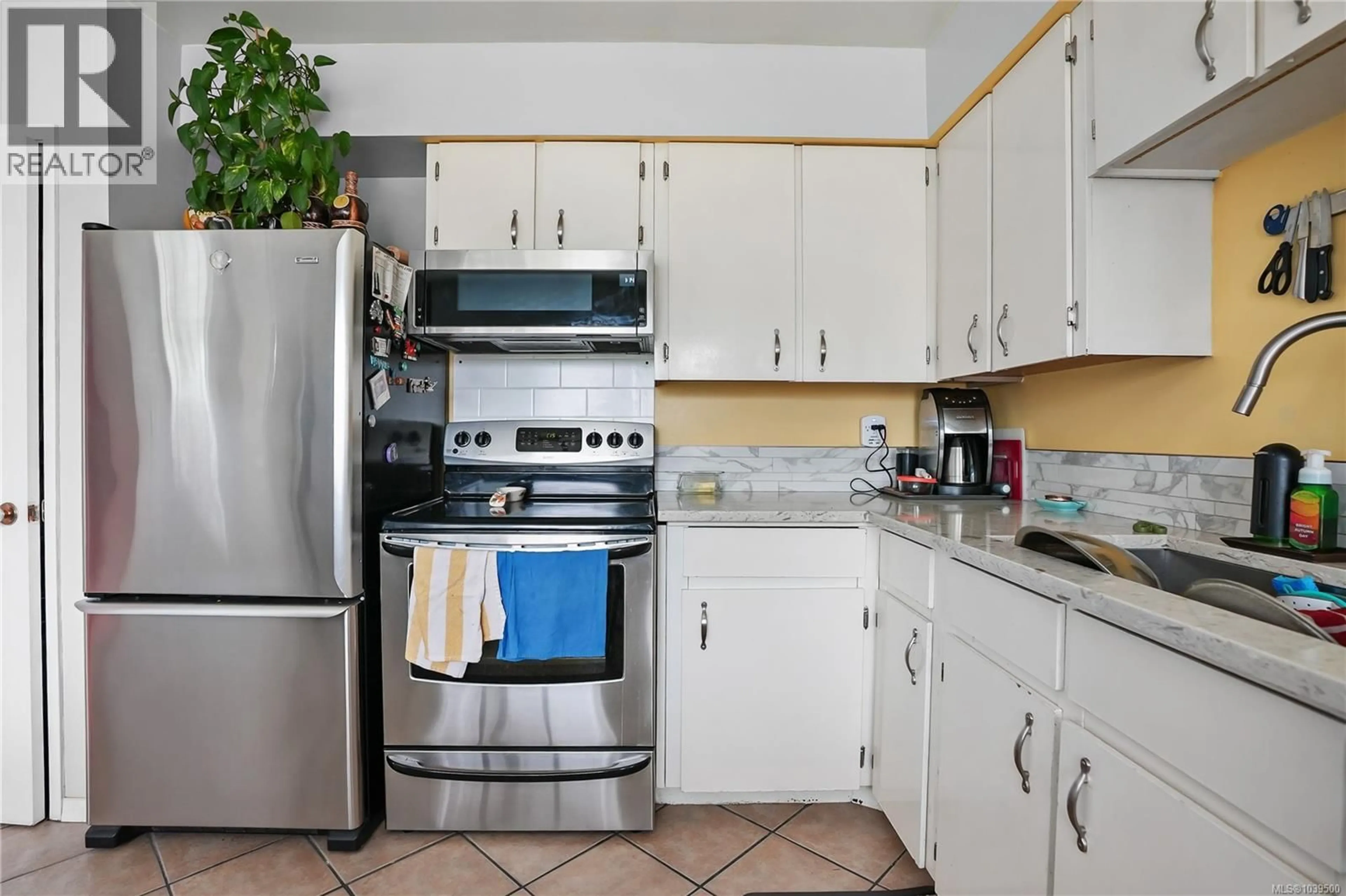 Standard kitchen, ceramic/tile floor for 9376 MARYLAND DRIVE, Sidney British Columbia V8L2R3